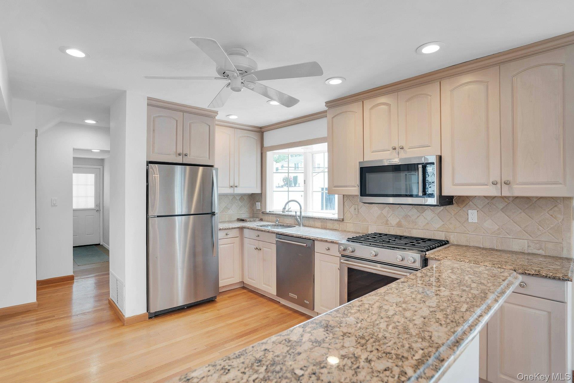 Single Family Tomkins Court Suffolk County, NY 11725, MLS-1038114-19