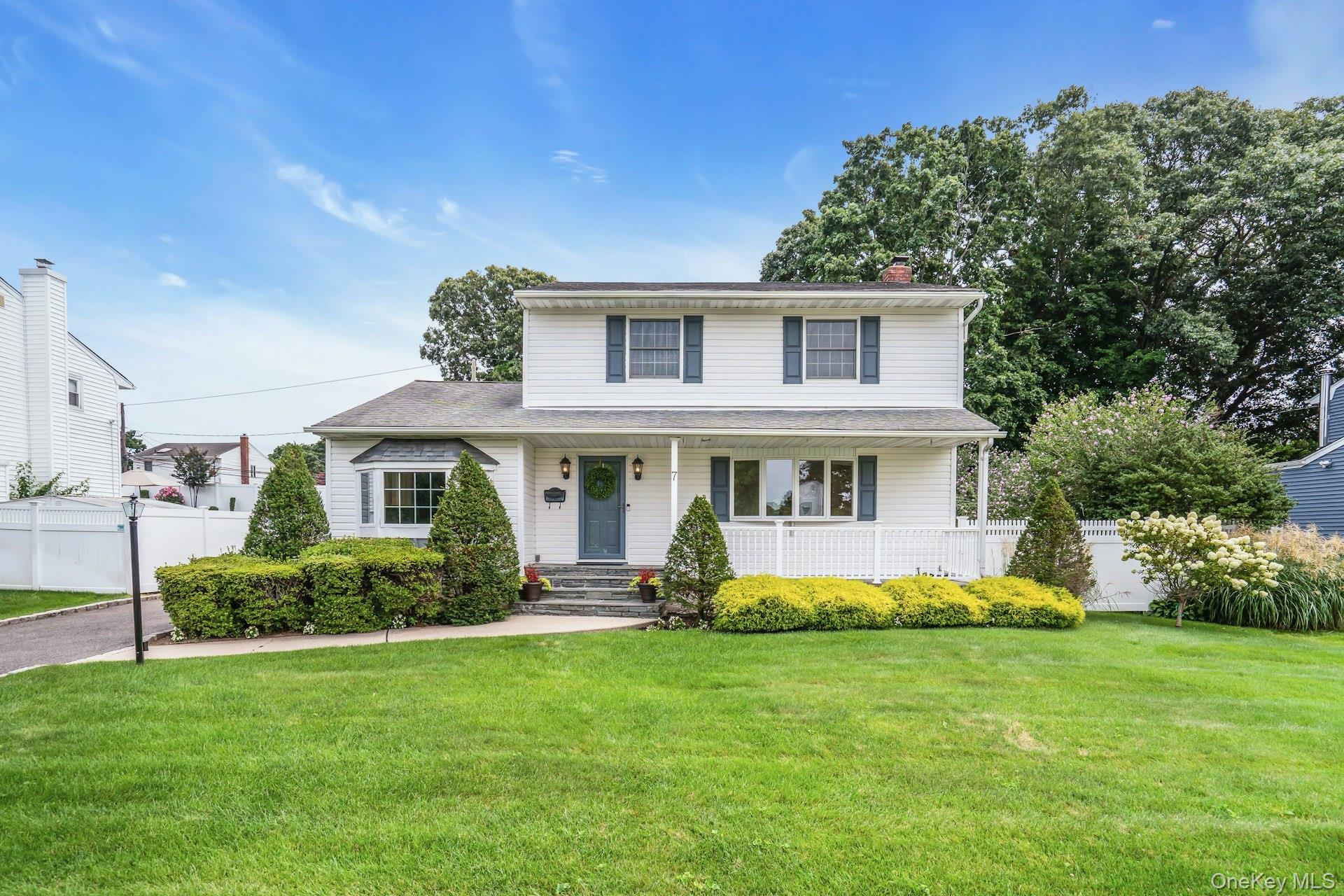 Single Family Tomkins Court Suffolk County, NY 11725, MLS-1038114-2