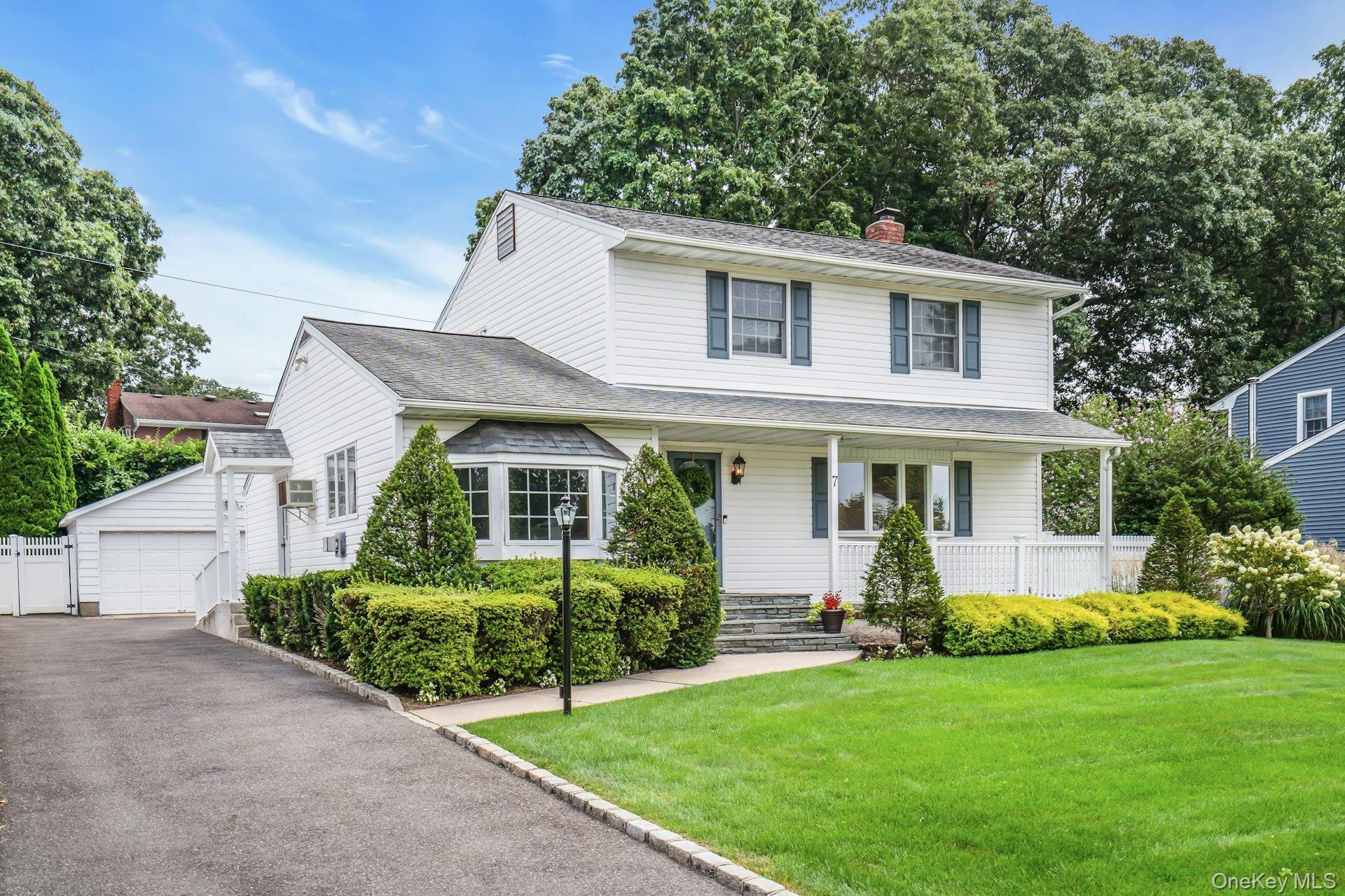 Single Family Tomkins Court Suffolk County, NY 11725, MLS-1038114-3