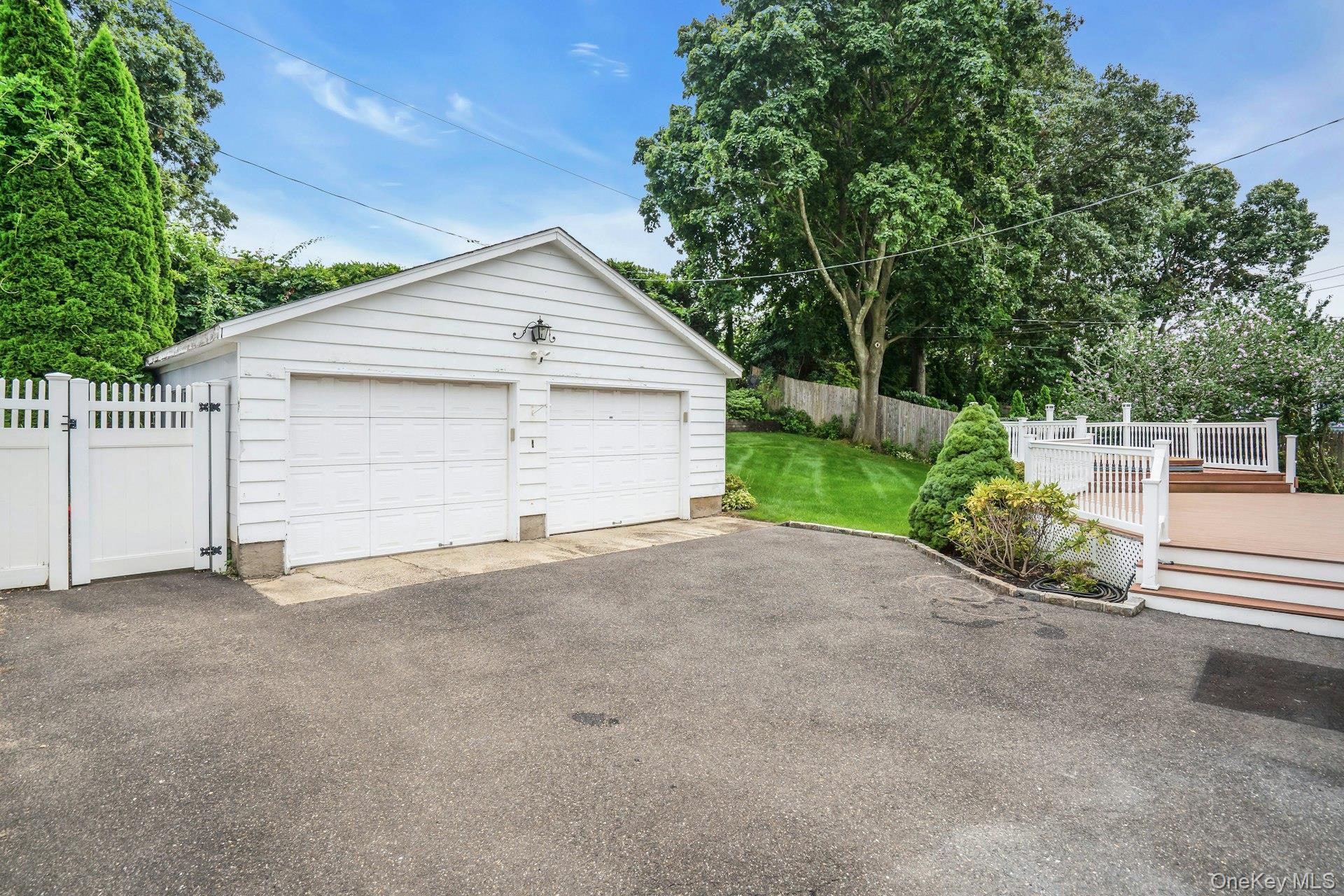 Single Family Tomkins Court Suffolk County, NY 11725, MLS-1038114-39