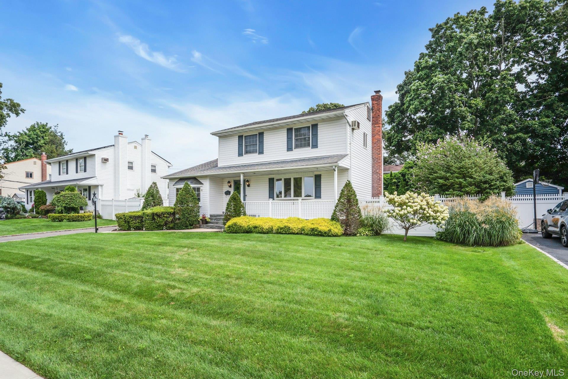 Single Family Tomkins Court Suffolk County, NY 11725, MLS-1038114-4