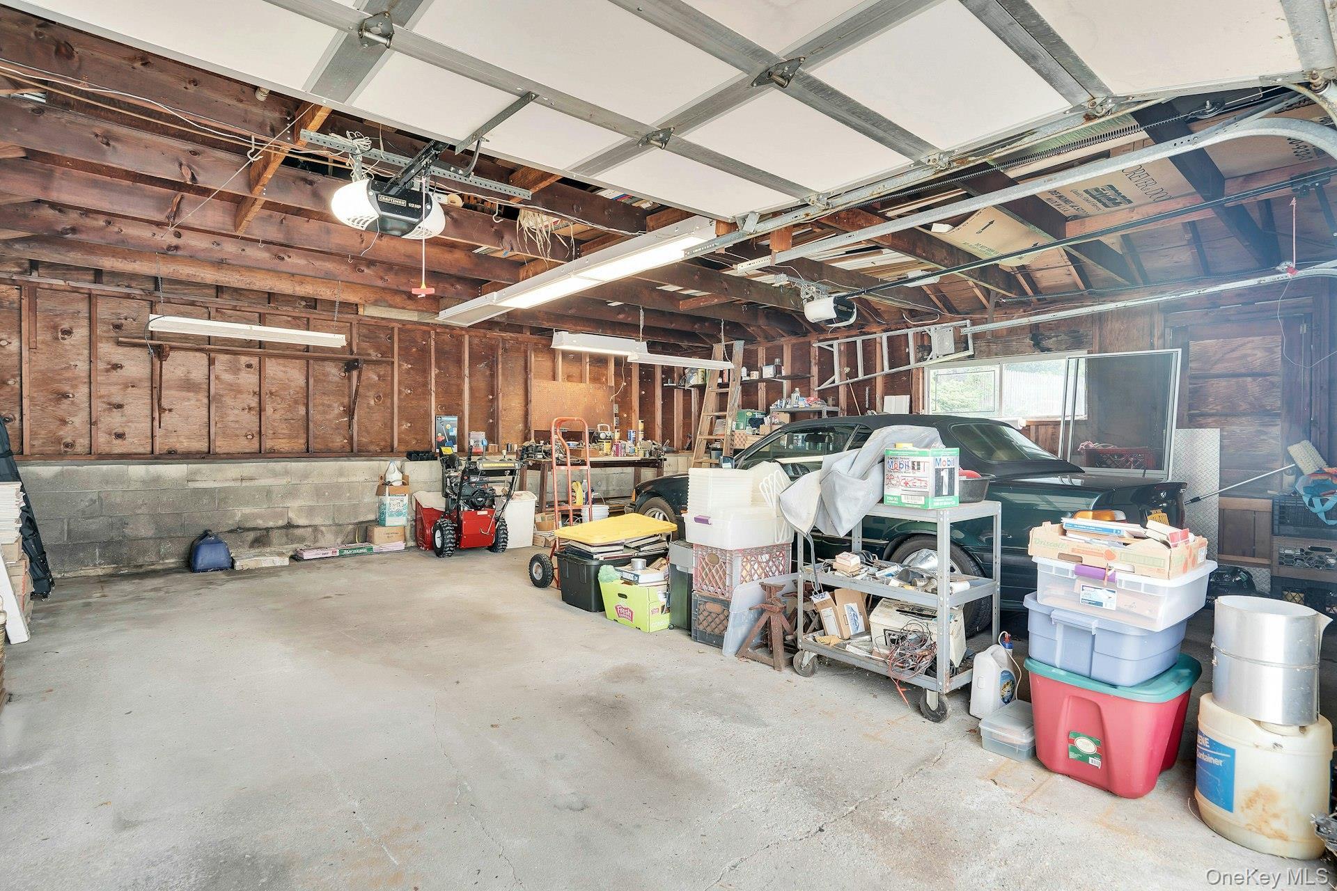 Single Family Tomkins Court Suffolk County, NY 11725, MLS-1038114-40