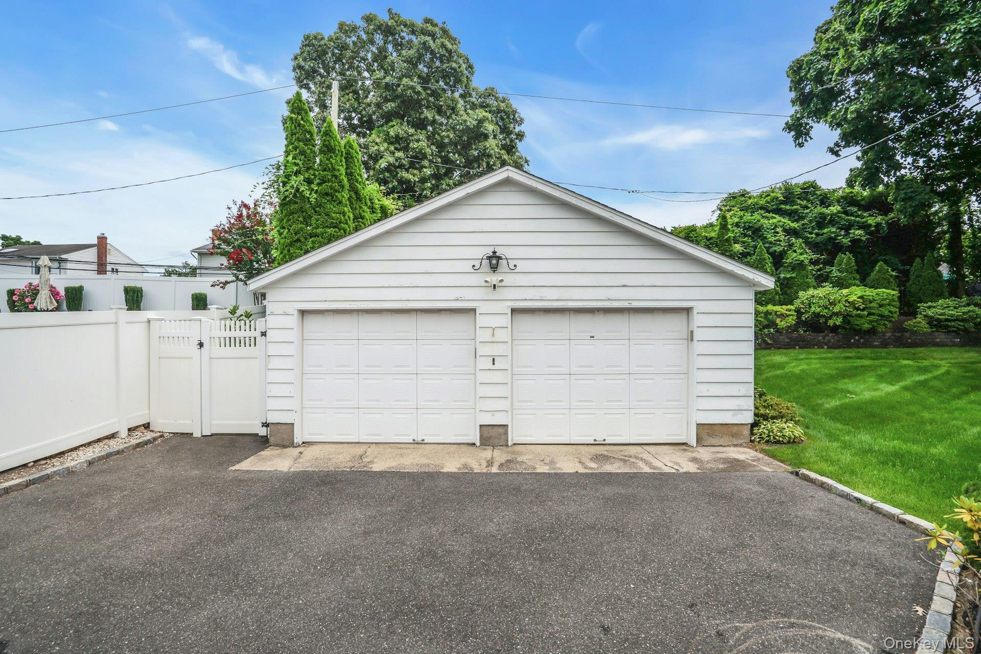 Single Family Tomkins Court Suffolk County, NY 11725, MLS-1038114-41
