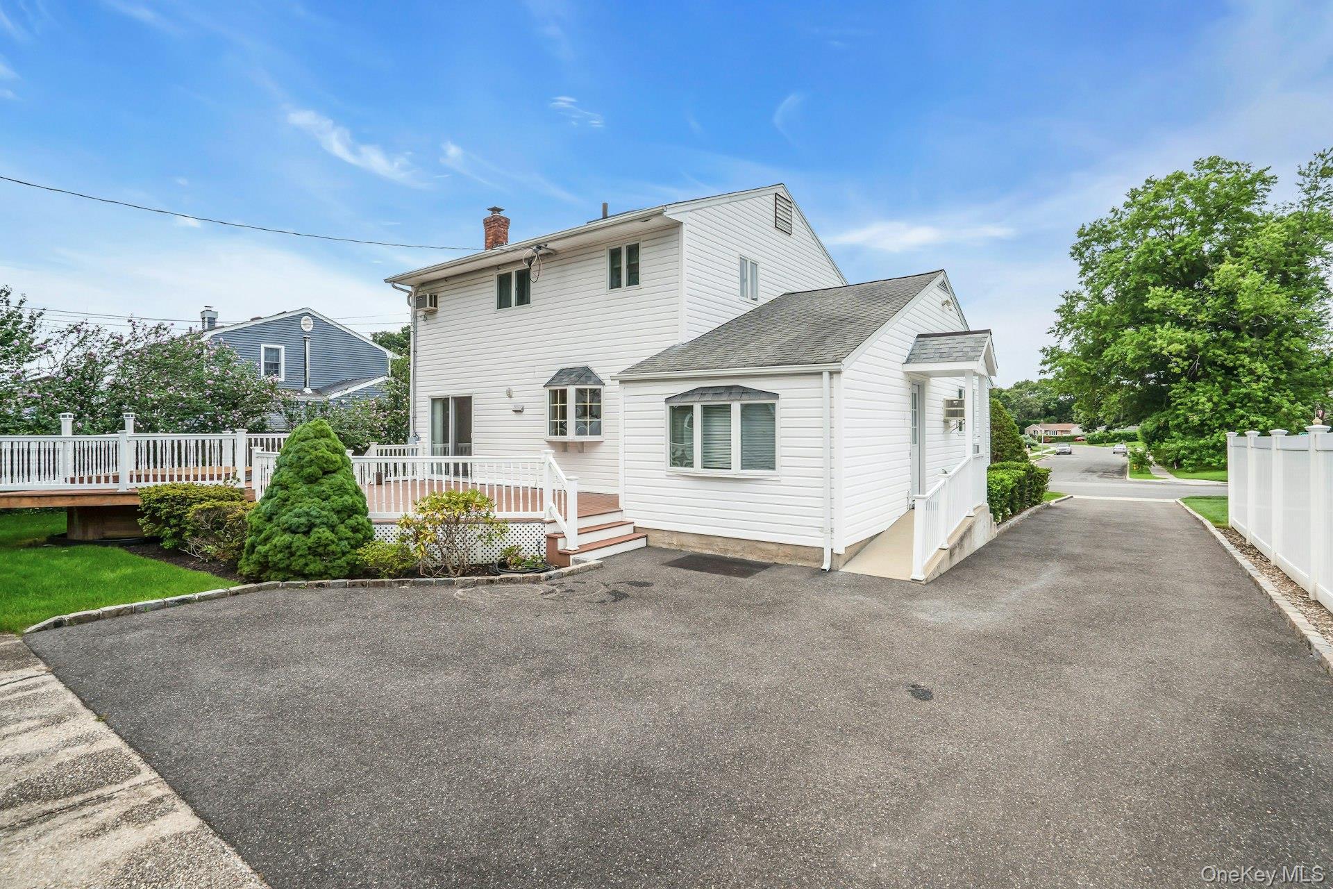 Single Family Tomkins Court Suffolk County, NY 11725, MLS-1038114-46