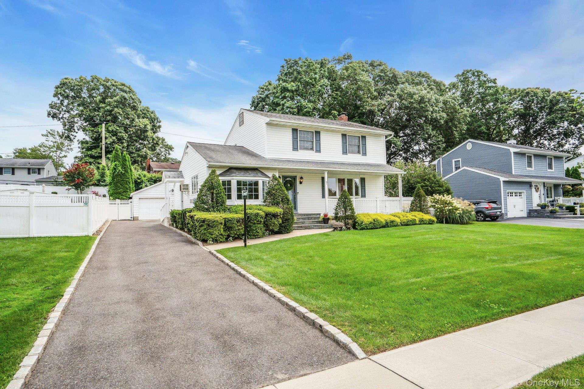 Single Family Tomkins Court Suffolk County, NY 11725, MLS-1038114-5