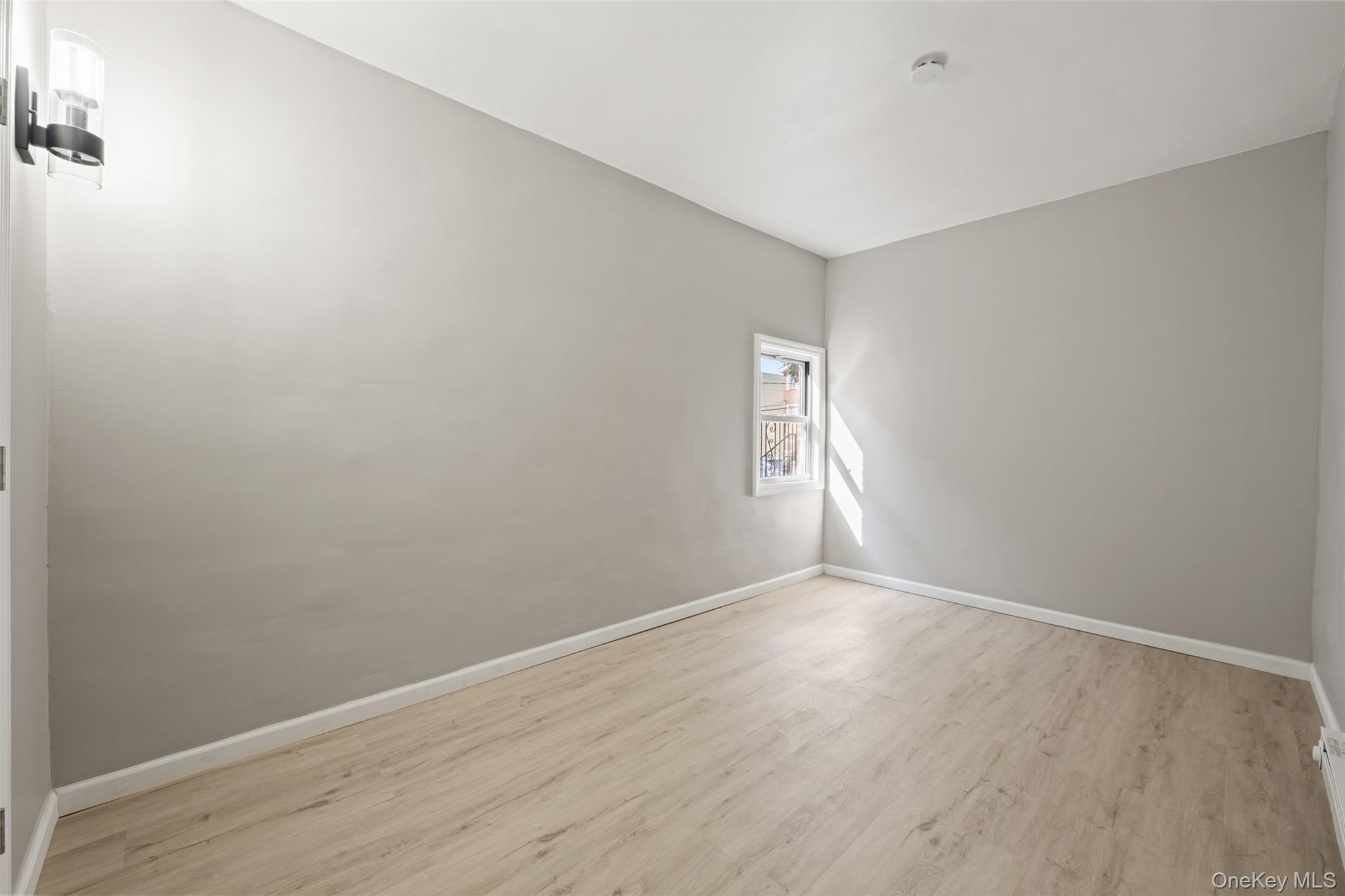 Single Family Amundson Avenue Bronx, NY 10466, MLS-1038117-9