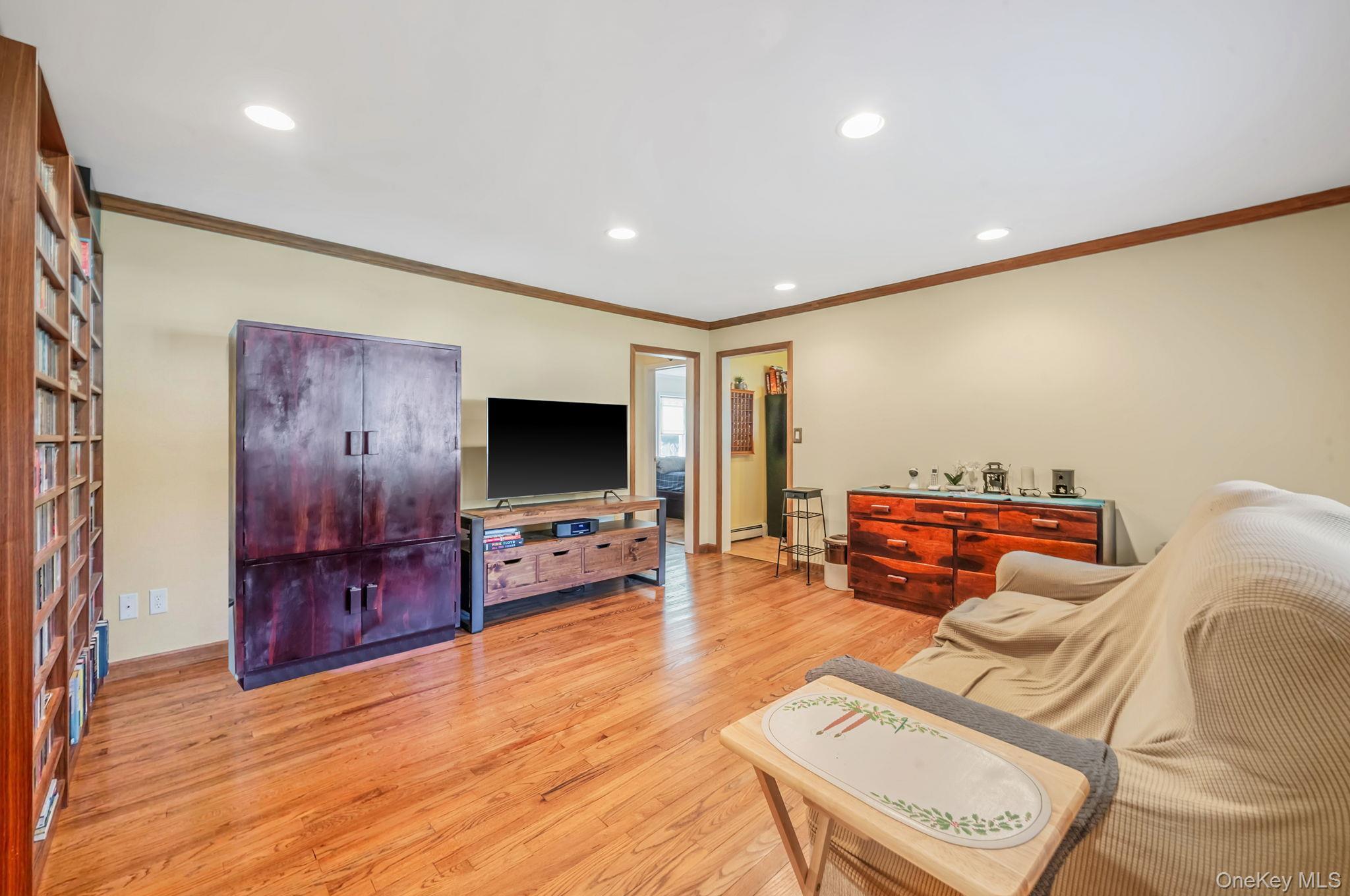 Single Family Oakcrest Avenue Suffolk County, NY 11953, MLS-1038189-10