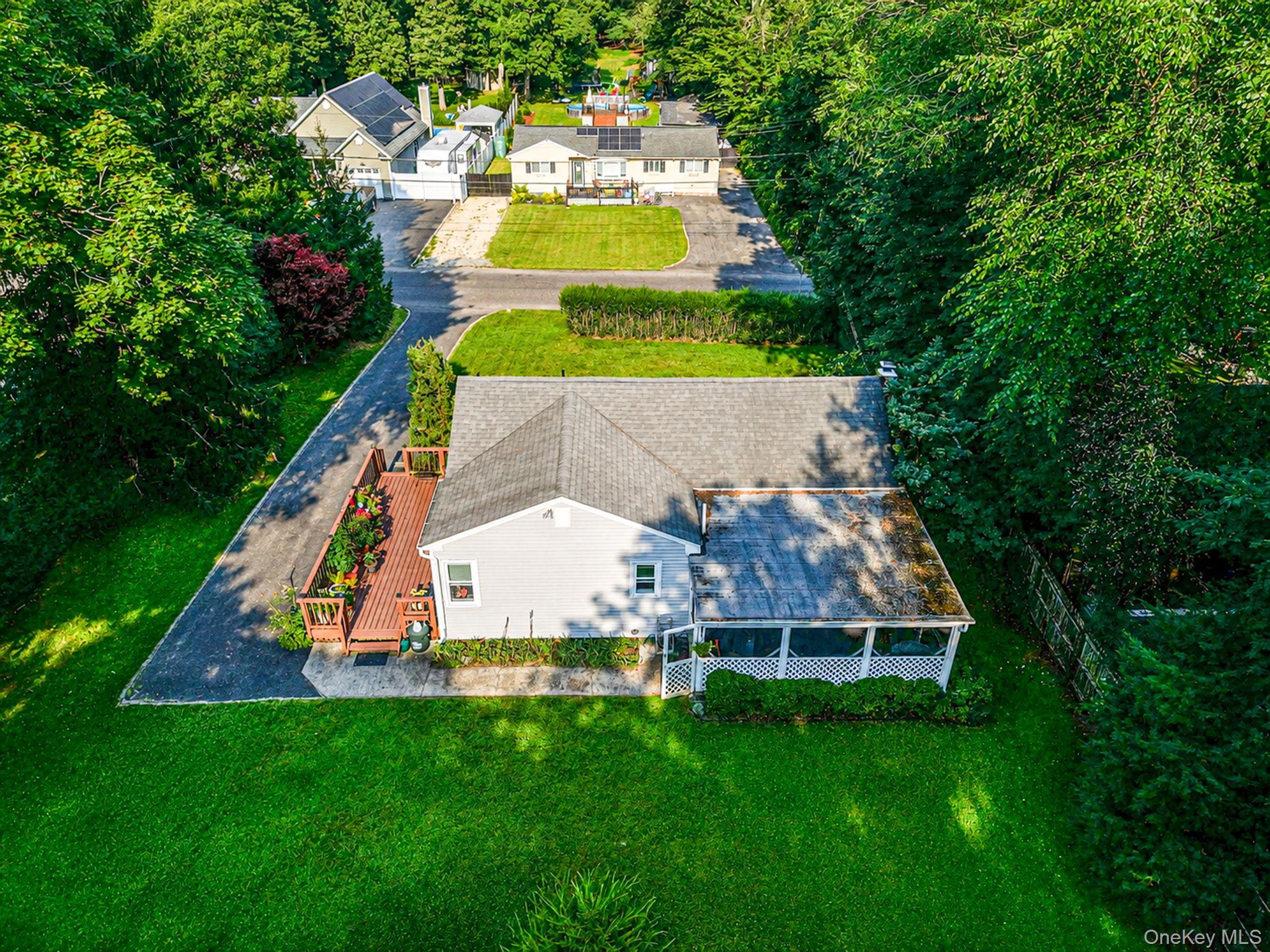 Single Family Oakcrest Avenue Suffolk County, NY 11953, MLS-1038189-26