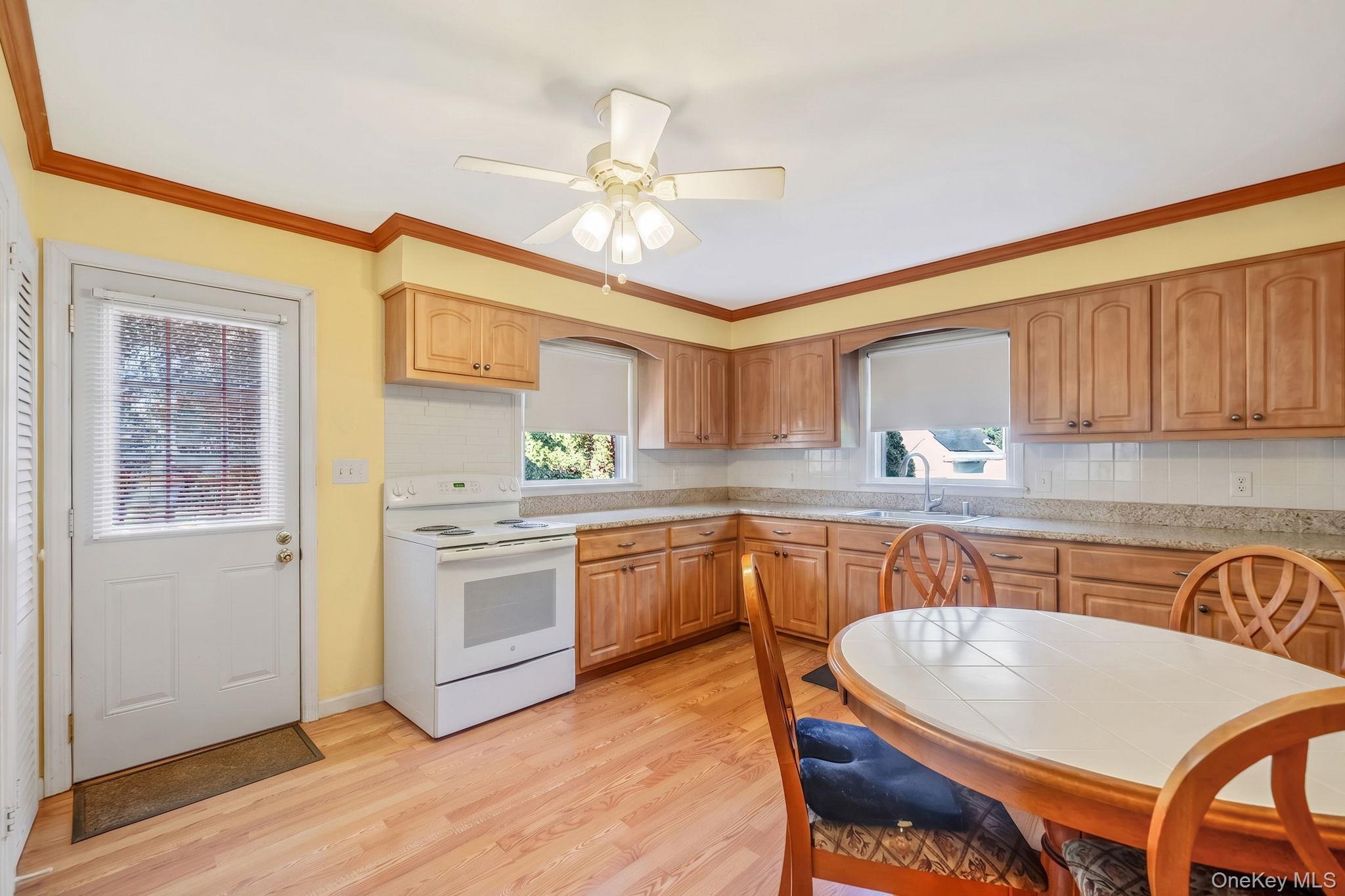 Single Family Oakcrest Avenue Suffolk County, NY 11953, MLS-1038189-4