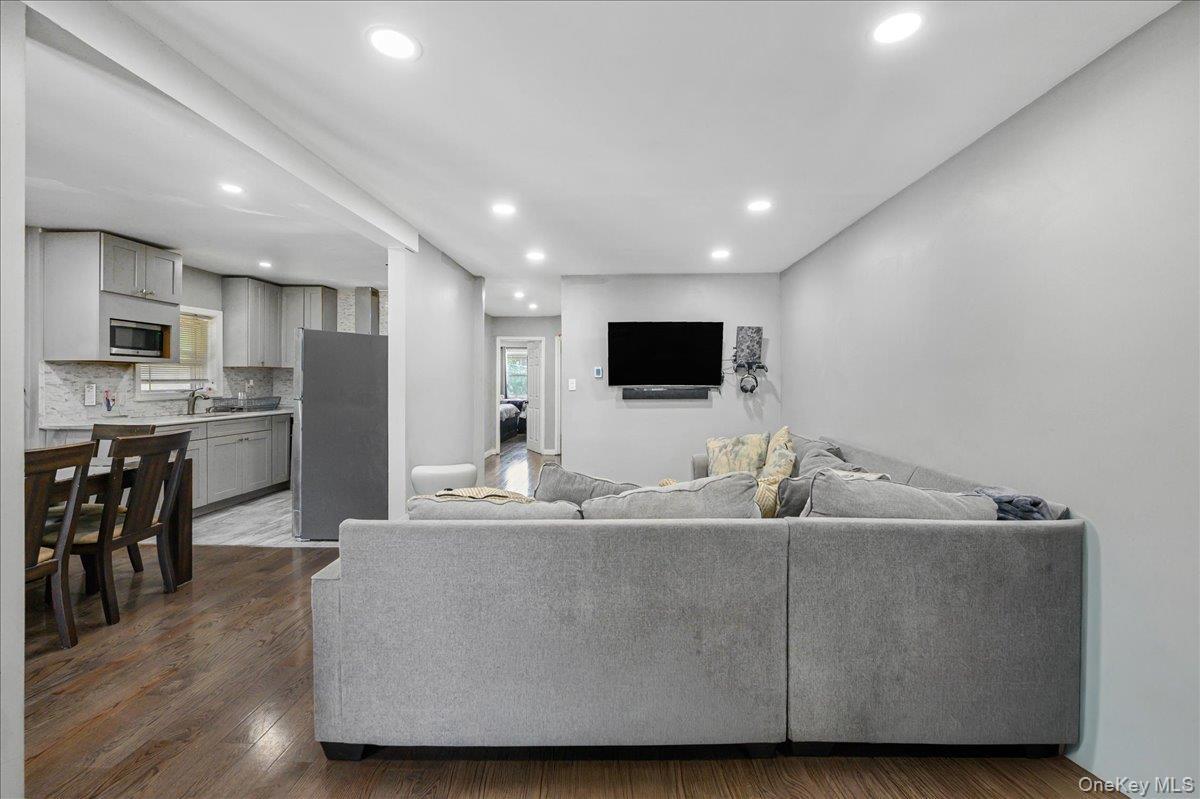 Single Family Arnow Avenue Bronx, NY 10469, MLS-1038212-11