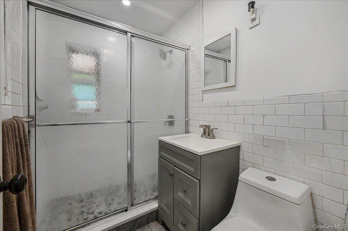 Single Family Arnow Avenue Bronx, NY 10469, MLS-1038212-19