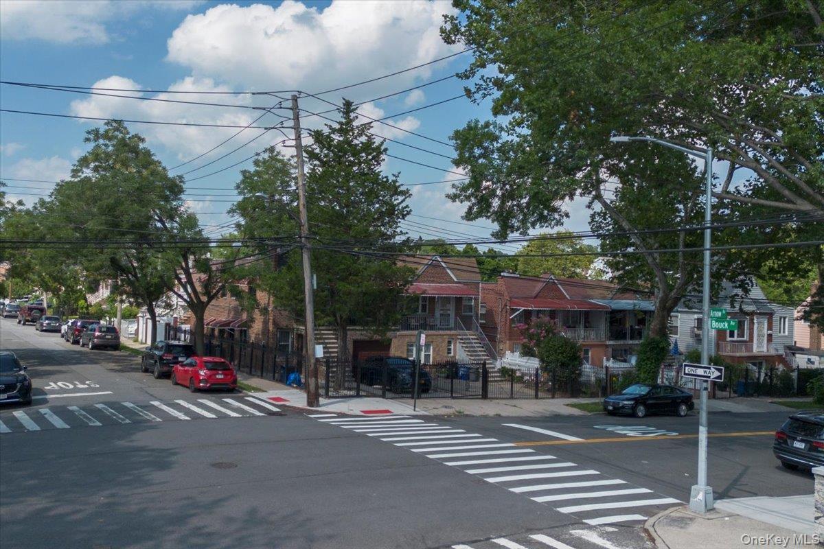 Single Family Arnow Avenue Bronx, NY 10469, MLS-1038212-24