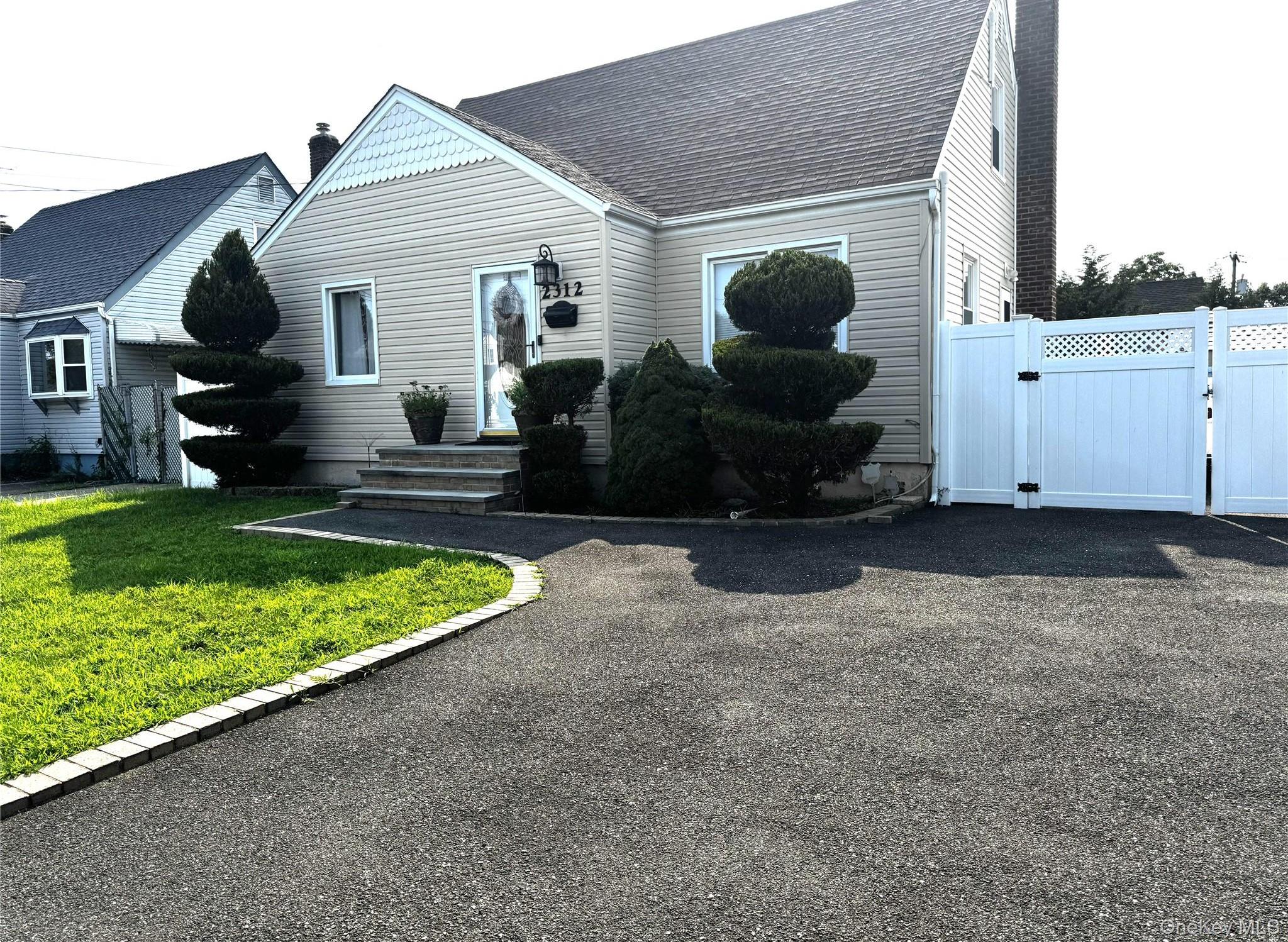 Single Family Maple Street  Nassau County, NY 11783, MLS-1038223-2