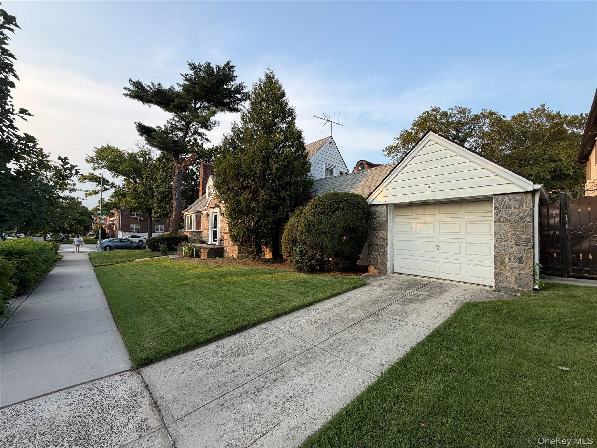 Single Family 69th Avenue  Queens, NY 11365, MLS-1038337-3