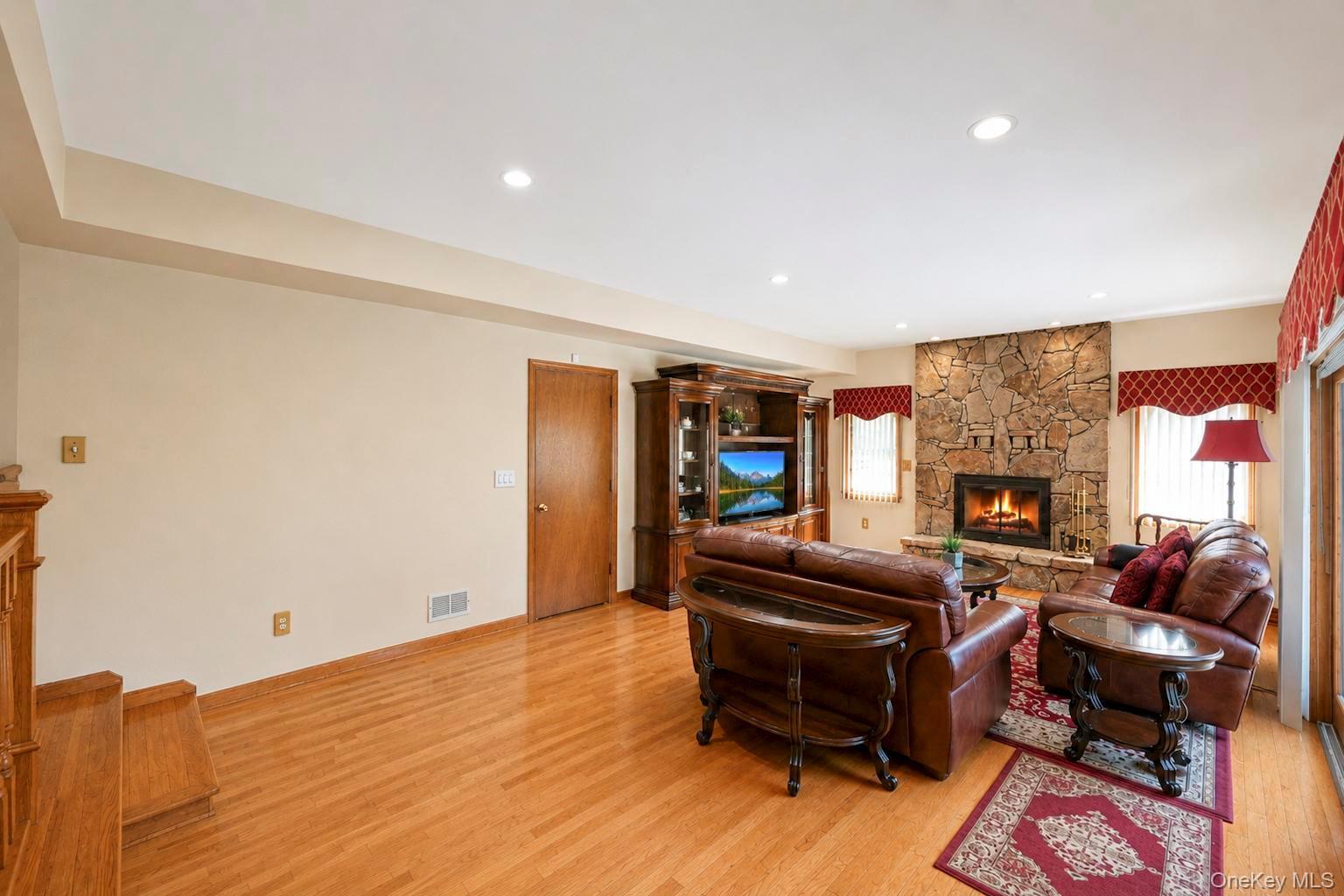 Single Family Niewood Drive  Suffolk County, NY 11961, MLS-1038374-25