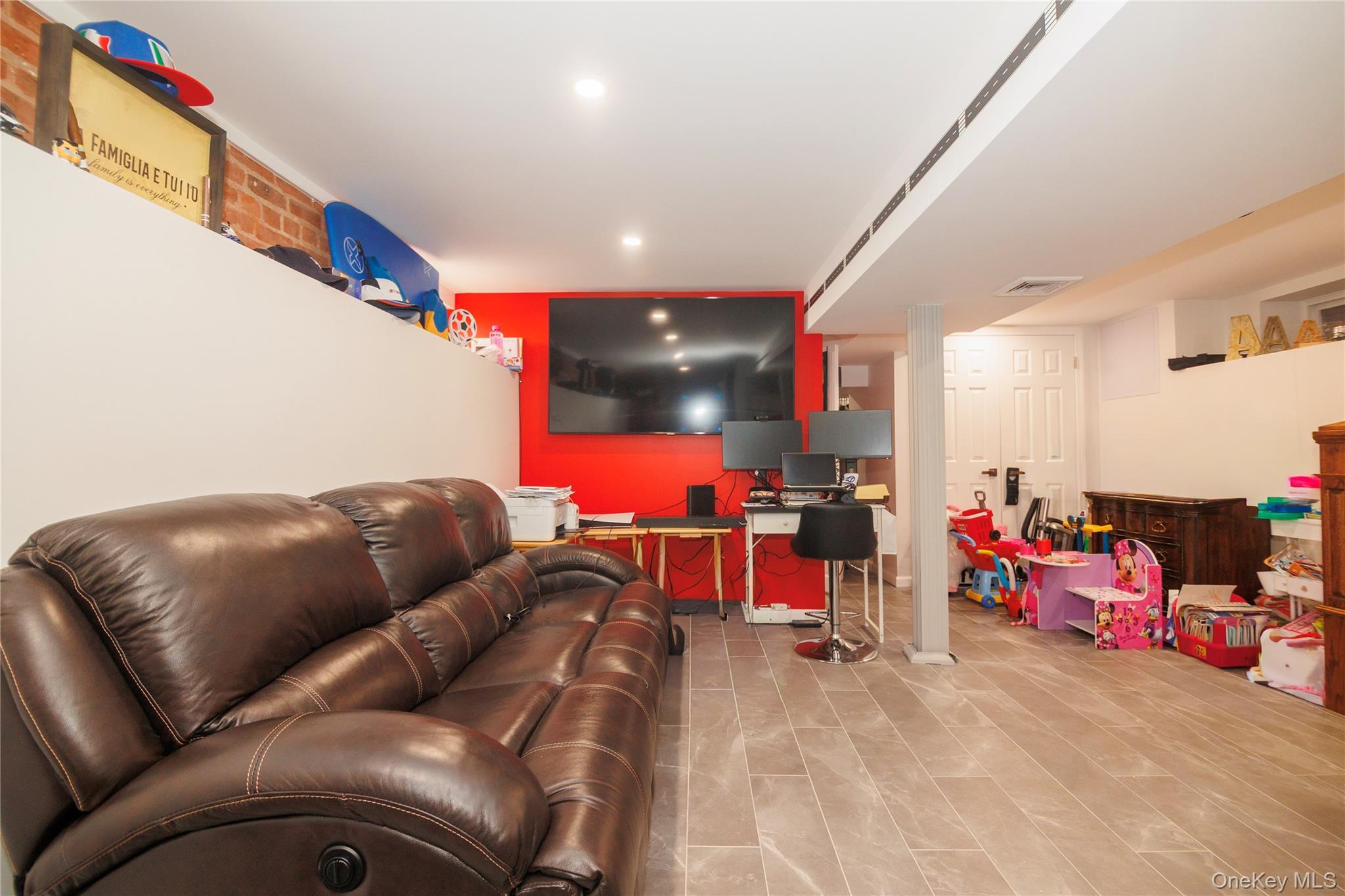 Single Family Hering Avenue Bronx, NY 10461, MLS-1038386-21