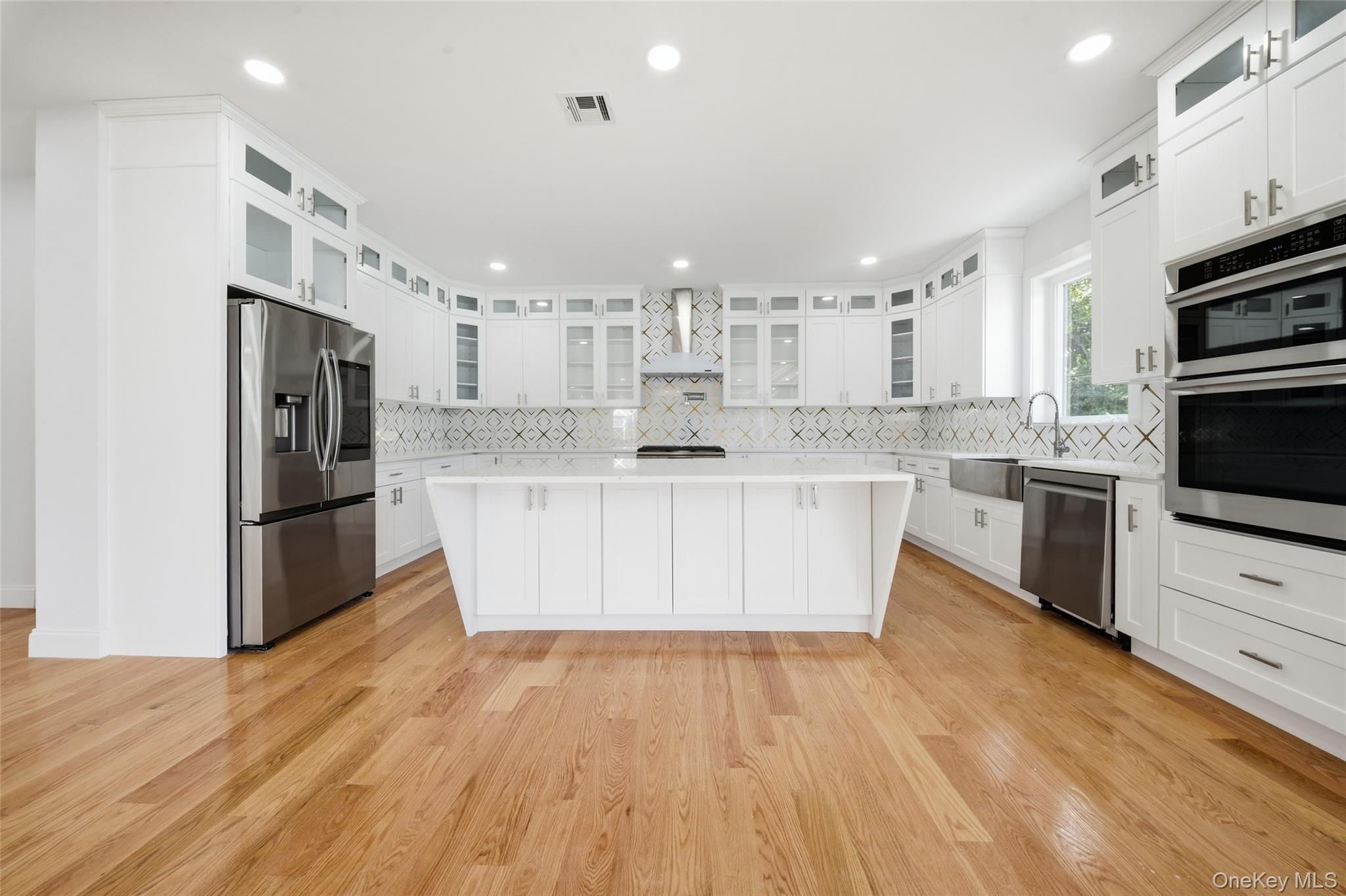 Single Family Sherbourne Road Nassau County, NY 11580, MLS-1038473-10