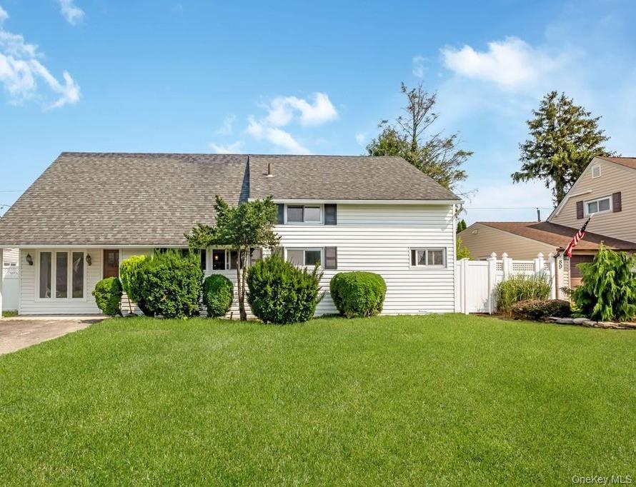 Single Family Twin Lane N  Nassau County, NY 11793, MLS-1038493-2