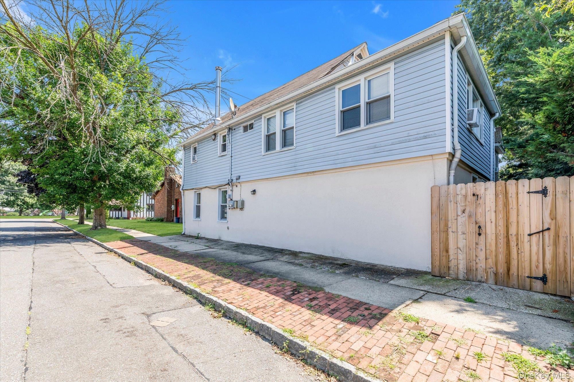 Single Family Roslyn Avenue Nassau County, NY 11514, MLS-1038554-12