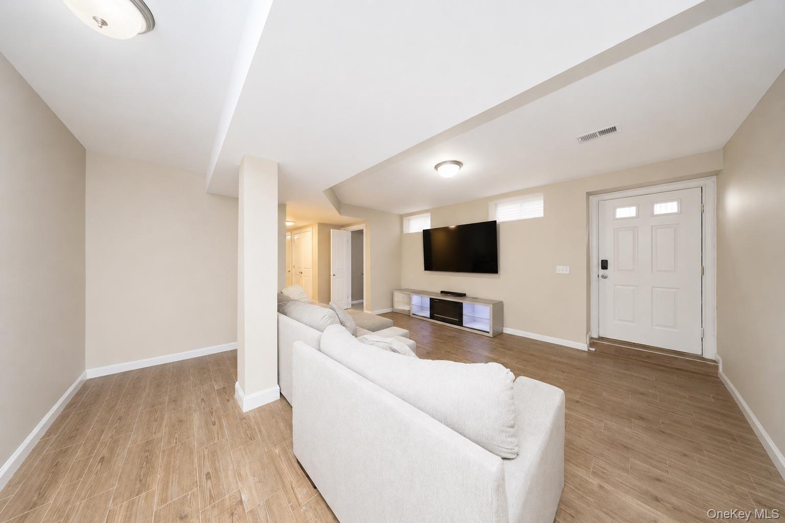 Single Family Wiltshire Ln Staten Island, NY 10309, MLS-1038571-15