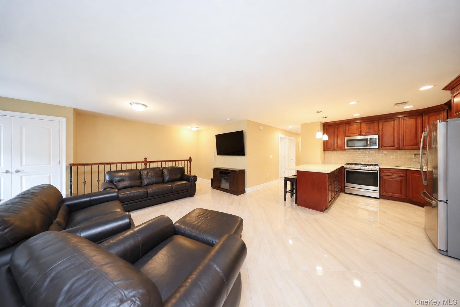 Single Family Wiltshire Ln Staten Island, NY 10309, MLS-1038571-3