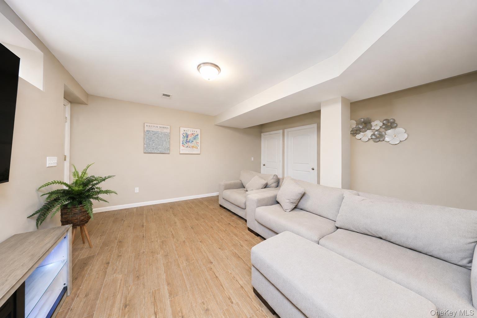 Single Family Wiltshire Ln Staten Island, NY 10309, MLS-1038574-14