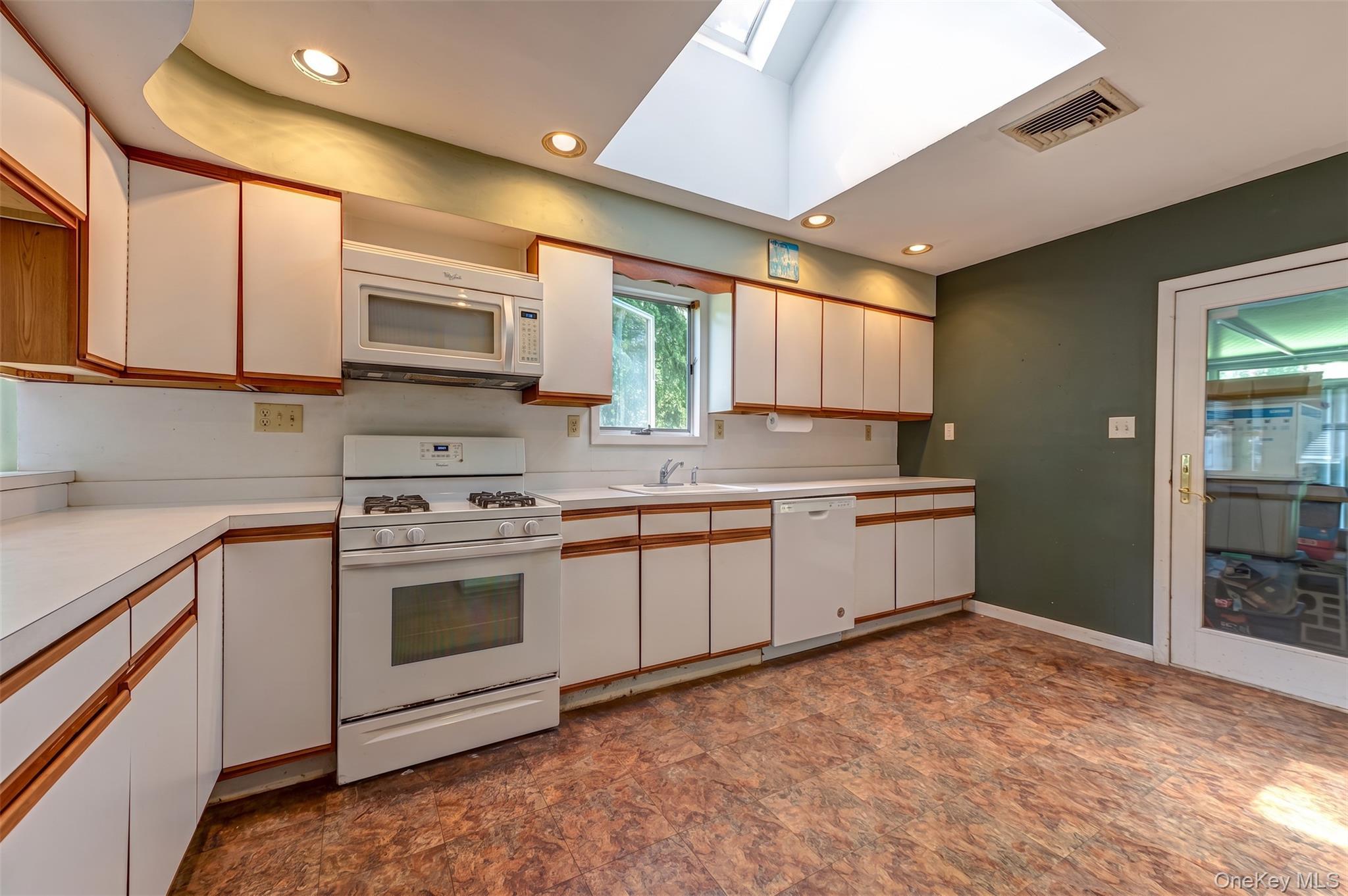 Single Family Cedar Avenue Suffolk County, NY 11779, MLS-1038578-11