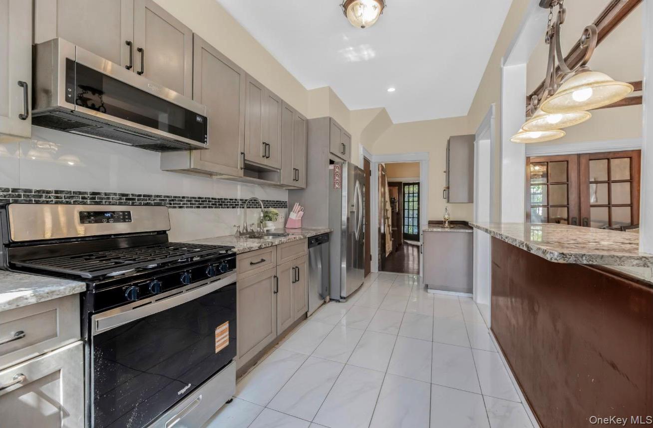 Single Family Adler Place  Brooklyn, NY 11208, MLS-1038735-6