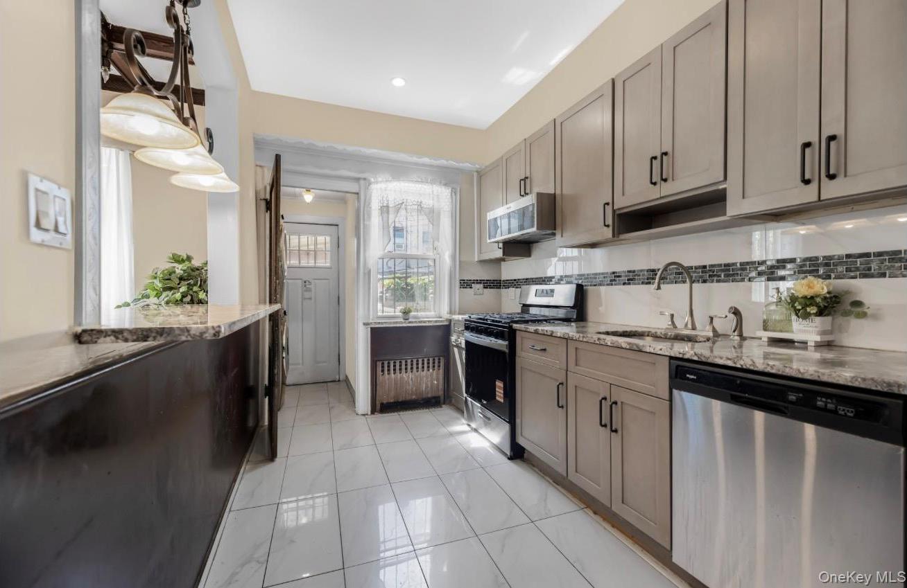 Single Family Adler Place  Brooklyn, NY 11208, MLS-1038735-7