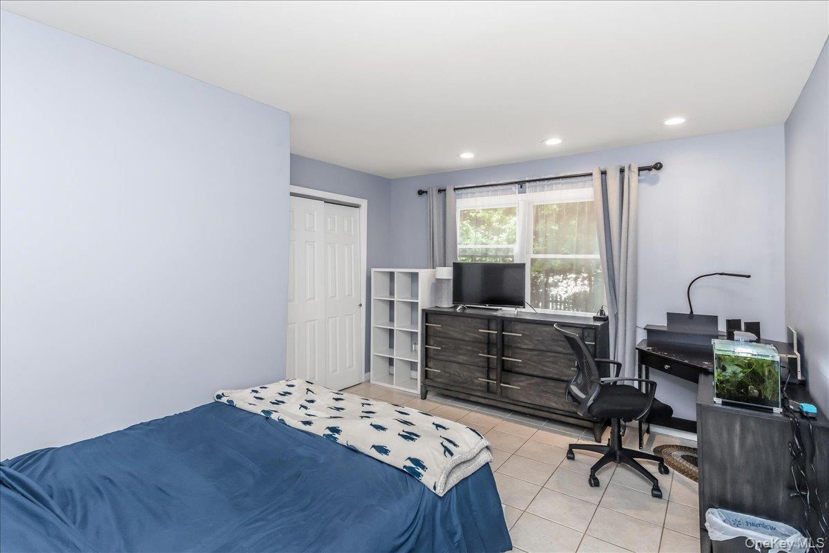 Single Family Westminster Avenue Suffolk County, NY 11746, MLS-1038771-25