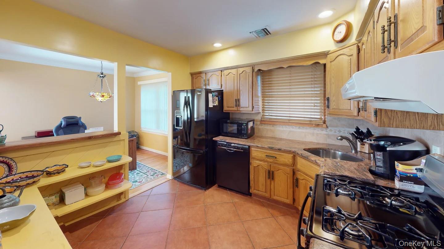 Single Family W Gaylore Drive Suffolk County, NY 11701, MLS-1038848-8