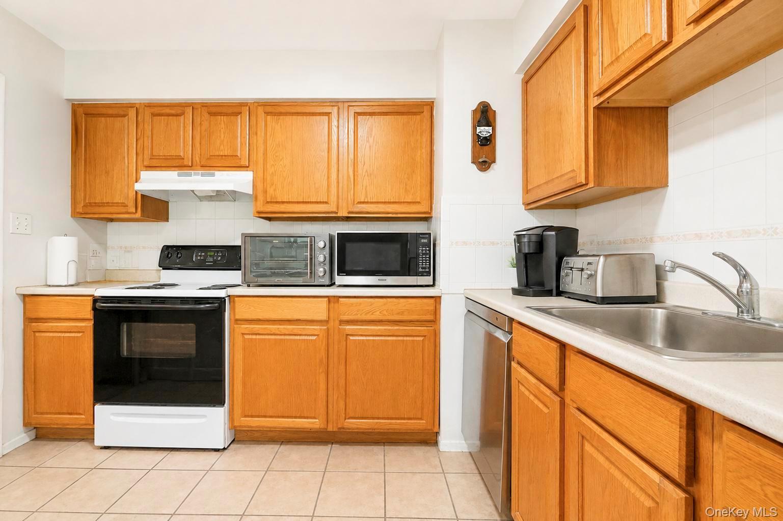 Single Family Granny Road  Suffolk County, NY 11953, MLS-1038914-6
