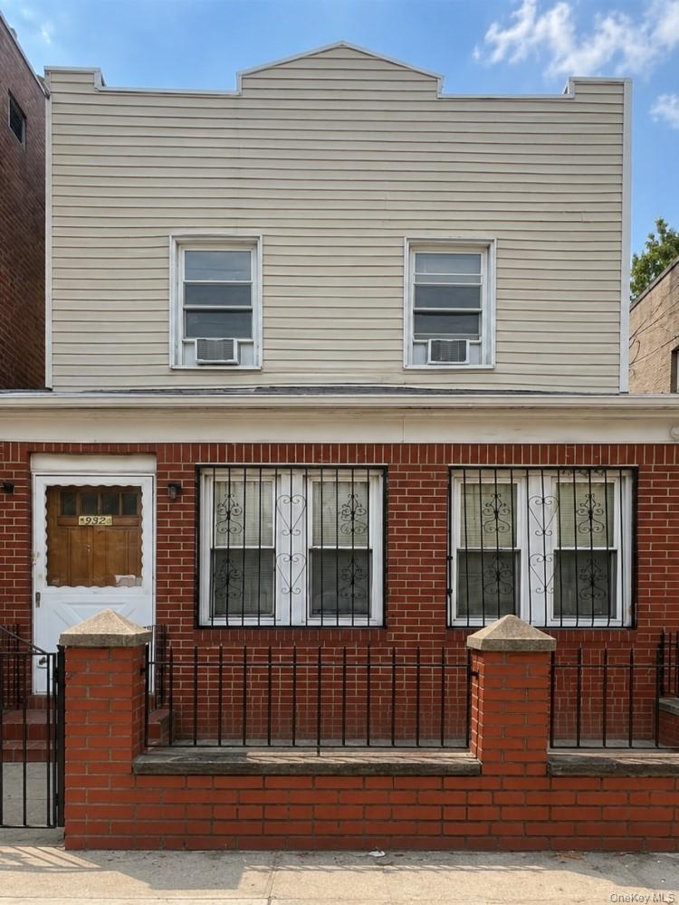 Single Family E 229th Street Bronx, NY 10466, MLS-1038961-2