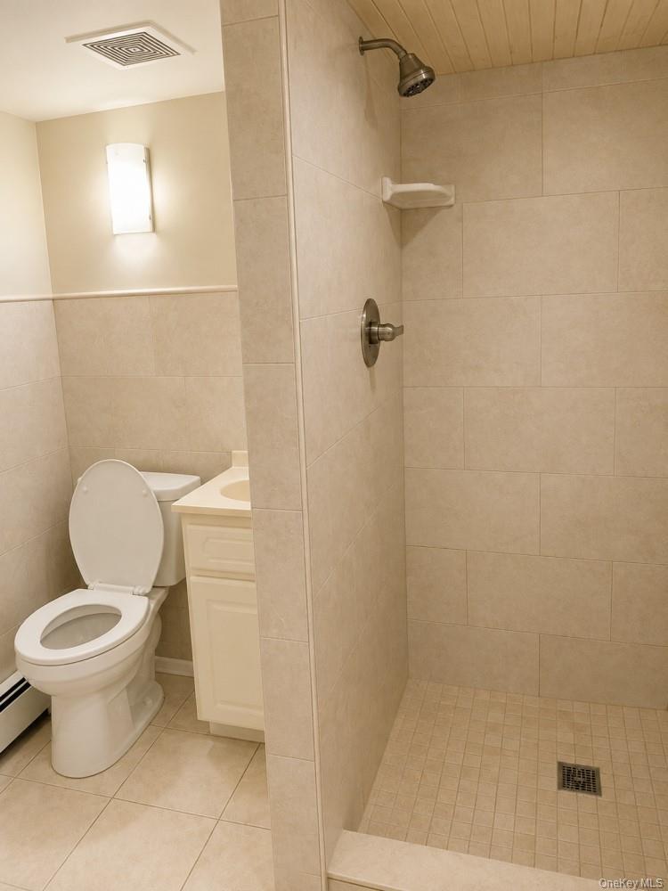 Single Family E 229th Street Bronx, NY 10466, MLS-1038961-3