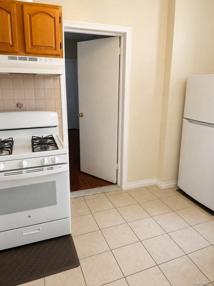Single Family E 229th Street Bronx, NY 10466, MLS-1038961-7