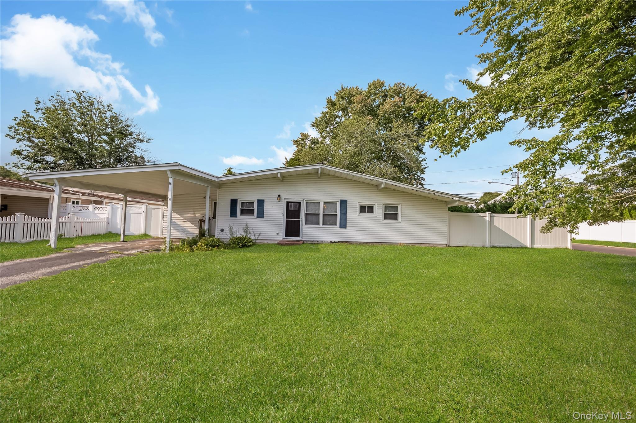 Single Family Beverly Street  Suffolk County, NY 11751, MLS-1039015-13