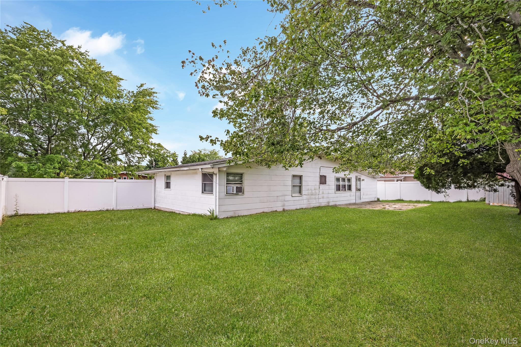 Single Family Beverly Street  Suffolk County, NY 11751, MLS-1039015-14