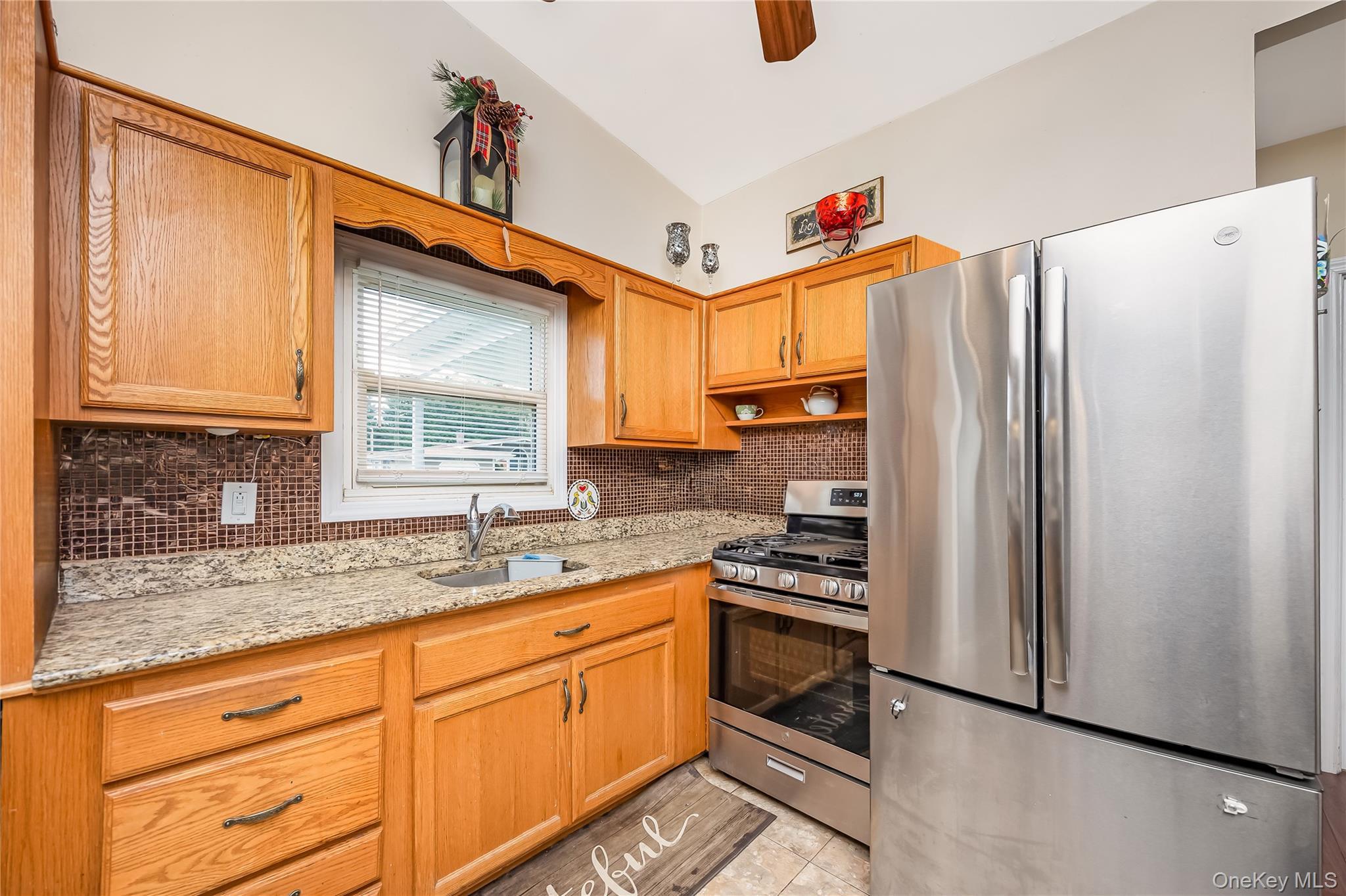 Single Family Beverly Street  Suffolk County, NY 11751, MLS-1039015-4