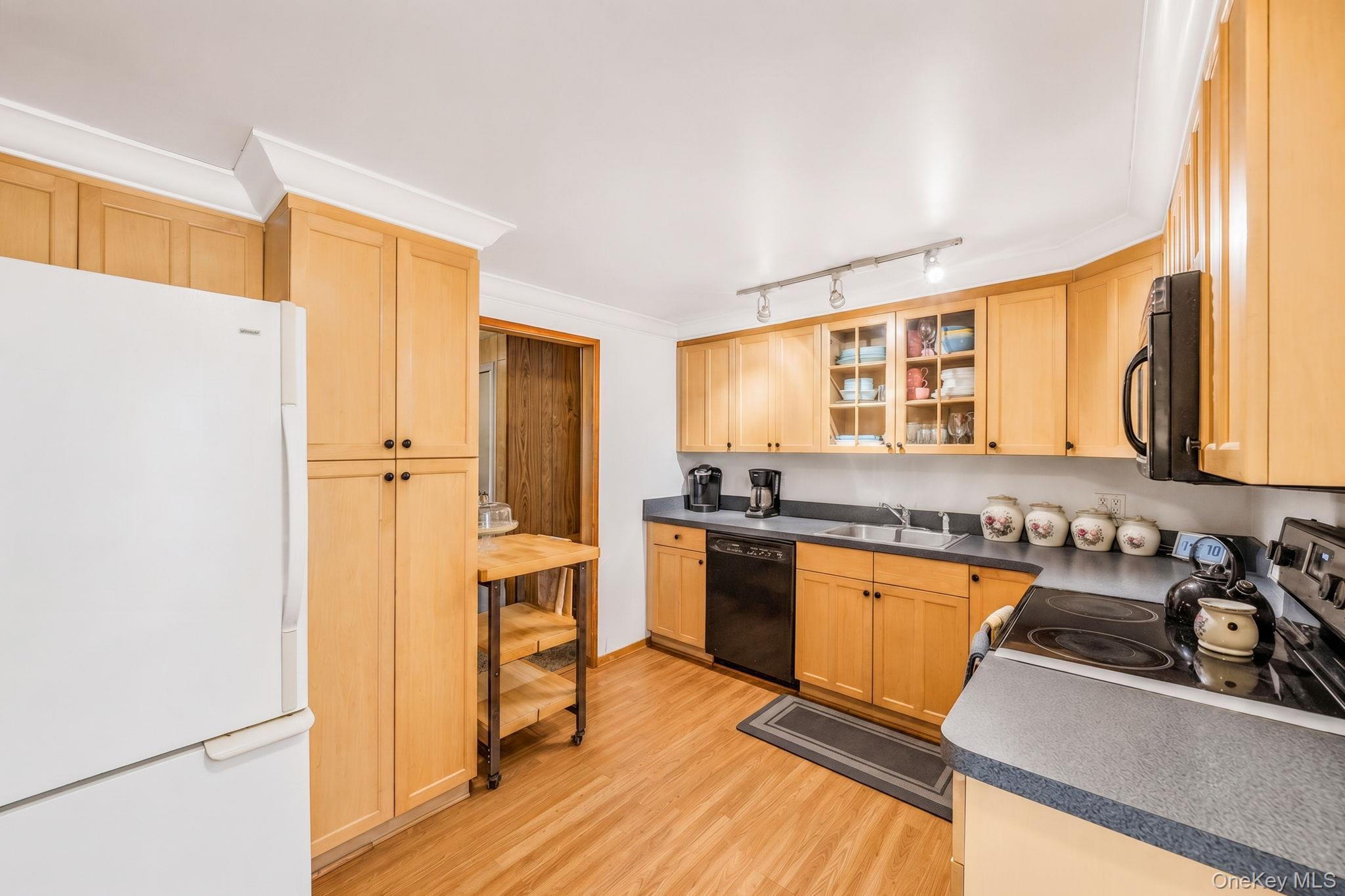 Single Family Foxcroft Lane Suffolk County, NY 11772, MLS-1039055-4