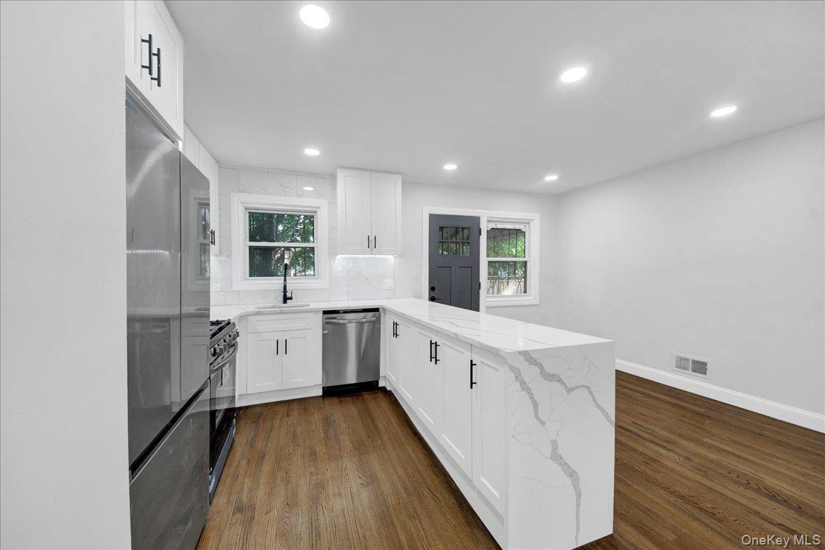 Single Family E 227th Street Bronx, NY 10466, MLS-1039093-2