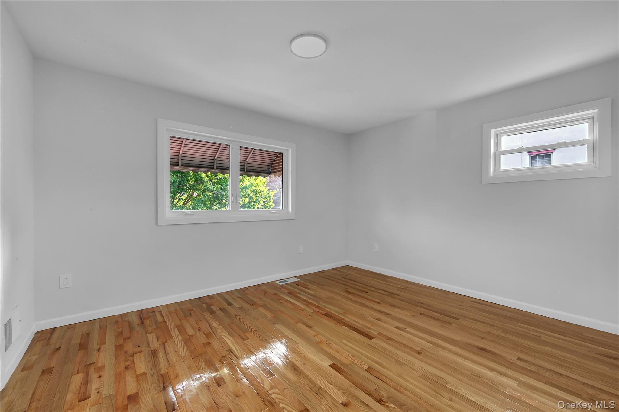 Single Family E 232nd Street Bronx, NY 10466, MLS-1039385-14