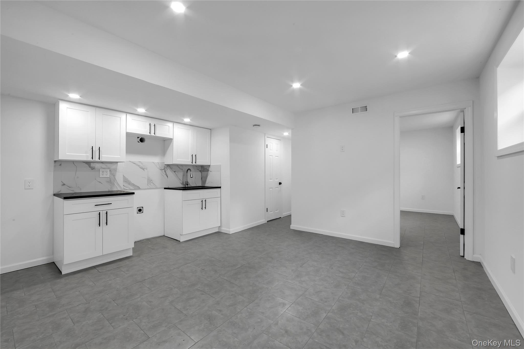Single Family E 232nd Street Bronx, NY 10466, MLS-1039385-19