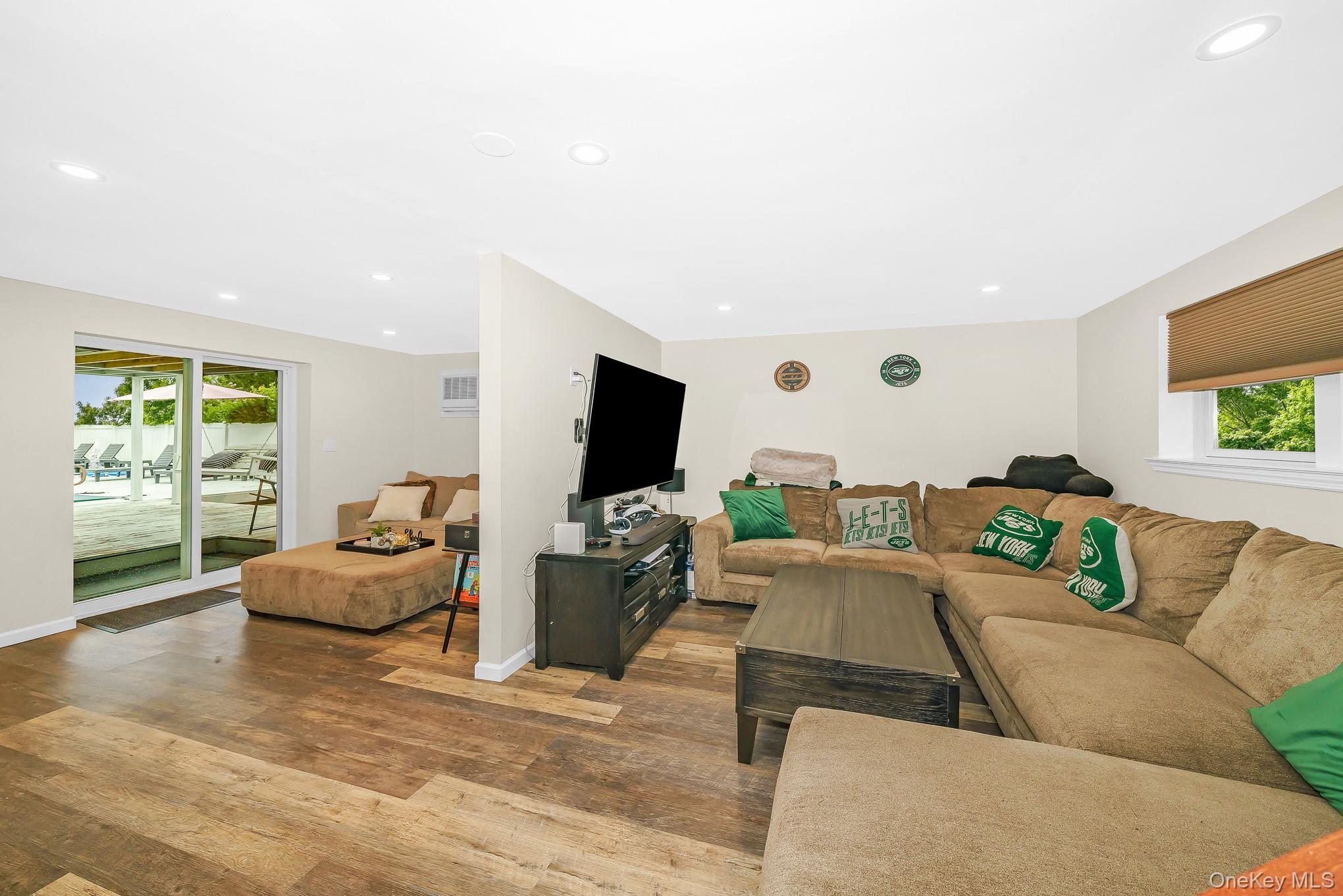 Single Family Avenue B  Suffolk County, NY 11779, MLS-1039625-29
