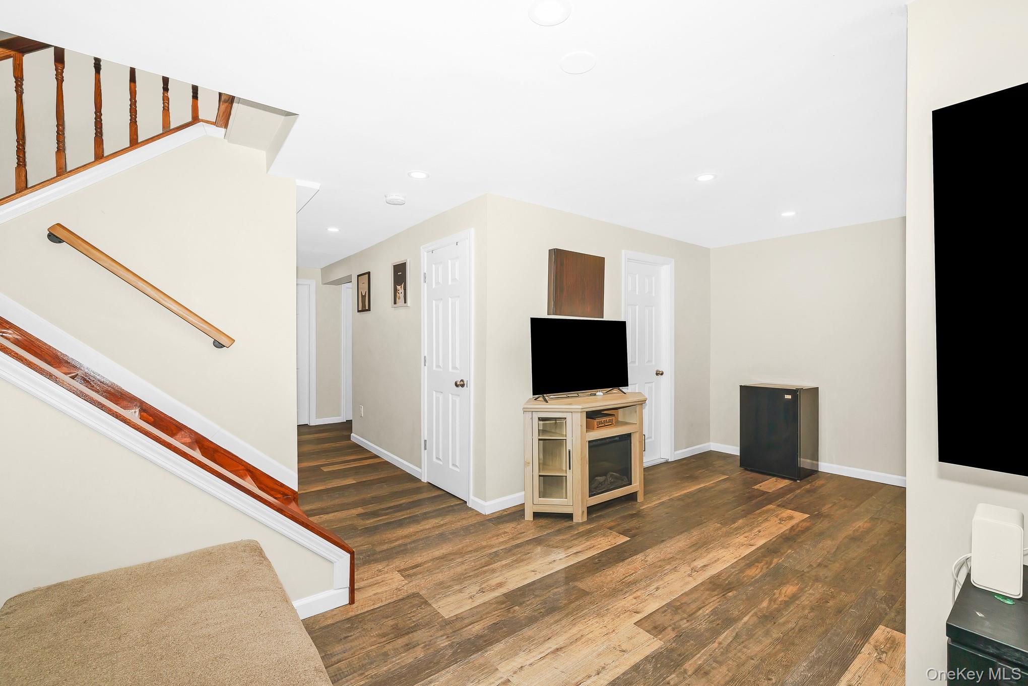 Single Family Avenue B  Suffolk County, NY 11779, MLS-1039625-30