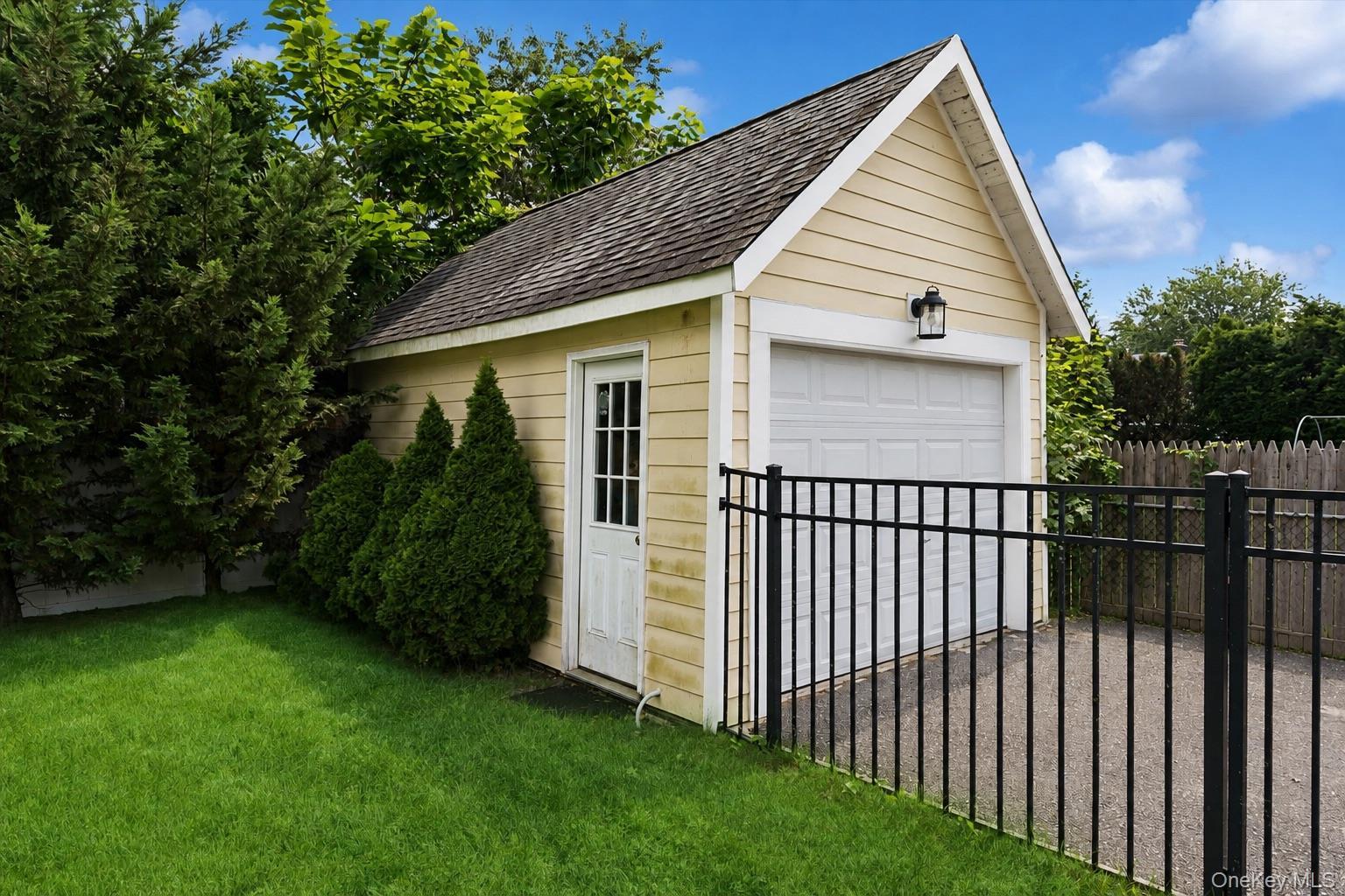 Single Family Islip Avenue Suffolk County, NY 11751, MLS-1039668-31