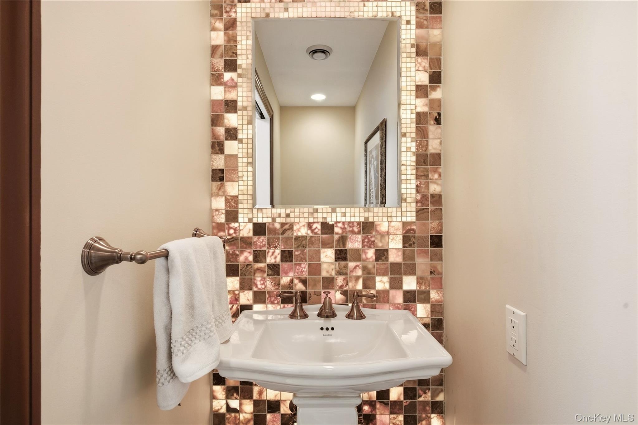 Single Family Crosby Place Suffolk County, NY 11724, MLS-1039686-13