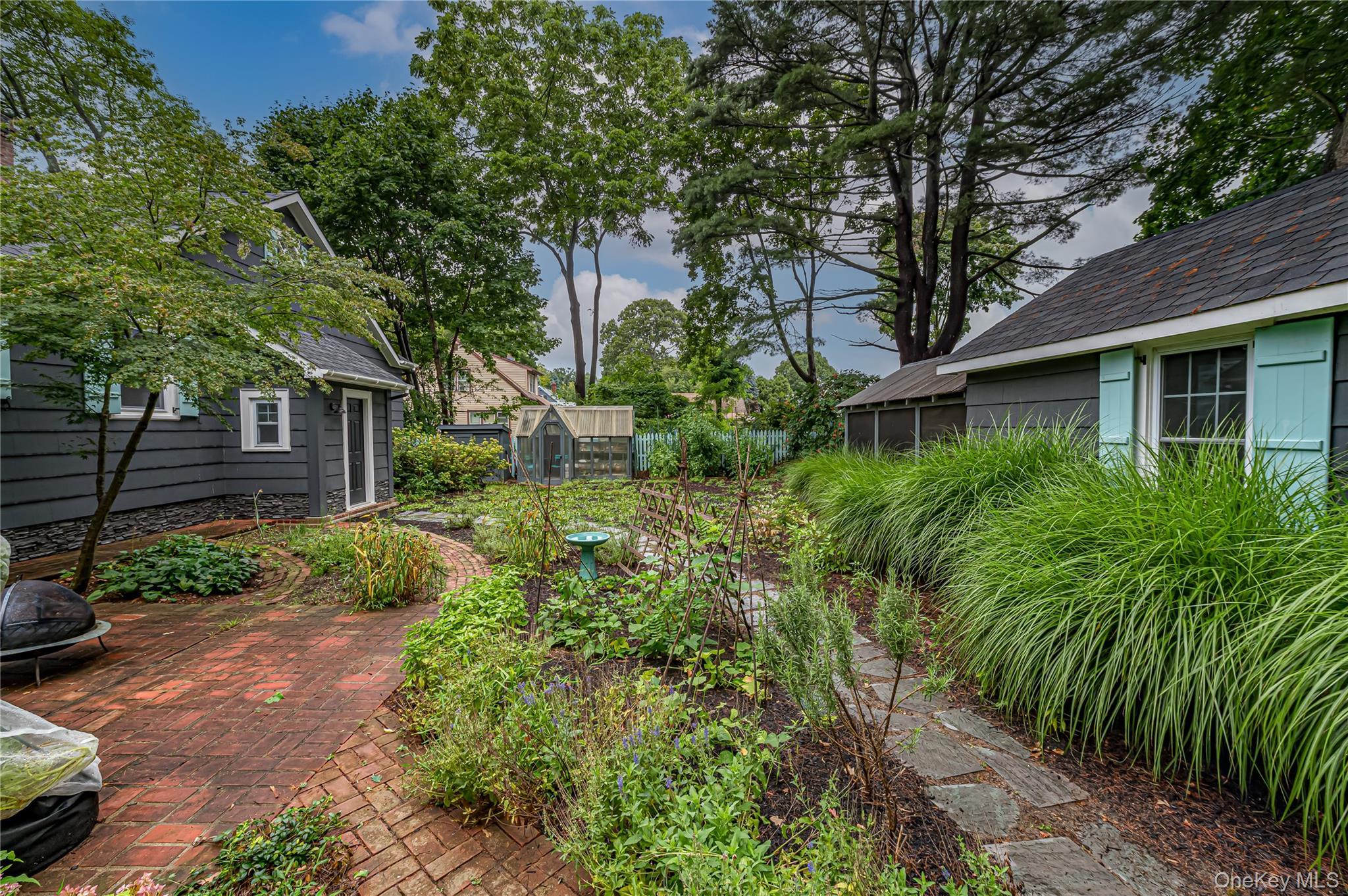Single Family Brooklyn Boulevard Suffolk County, NY 11718, MLS-1039689-16