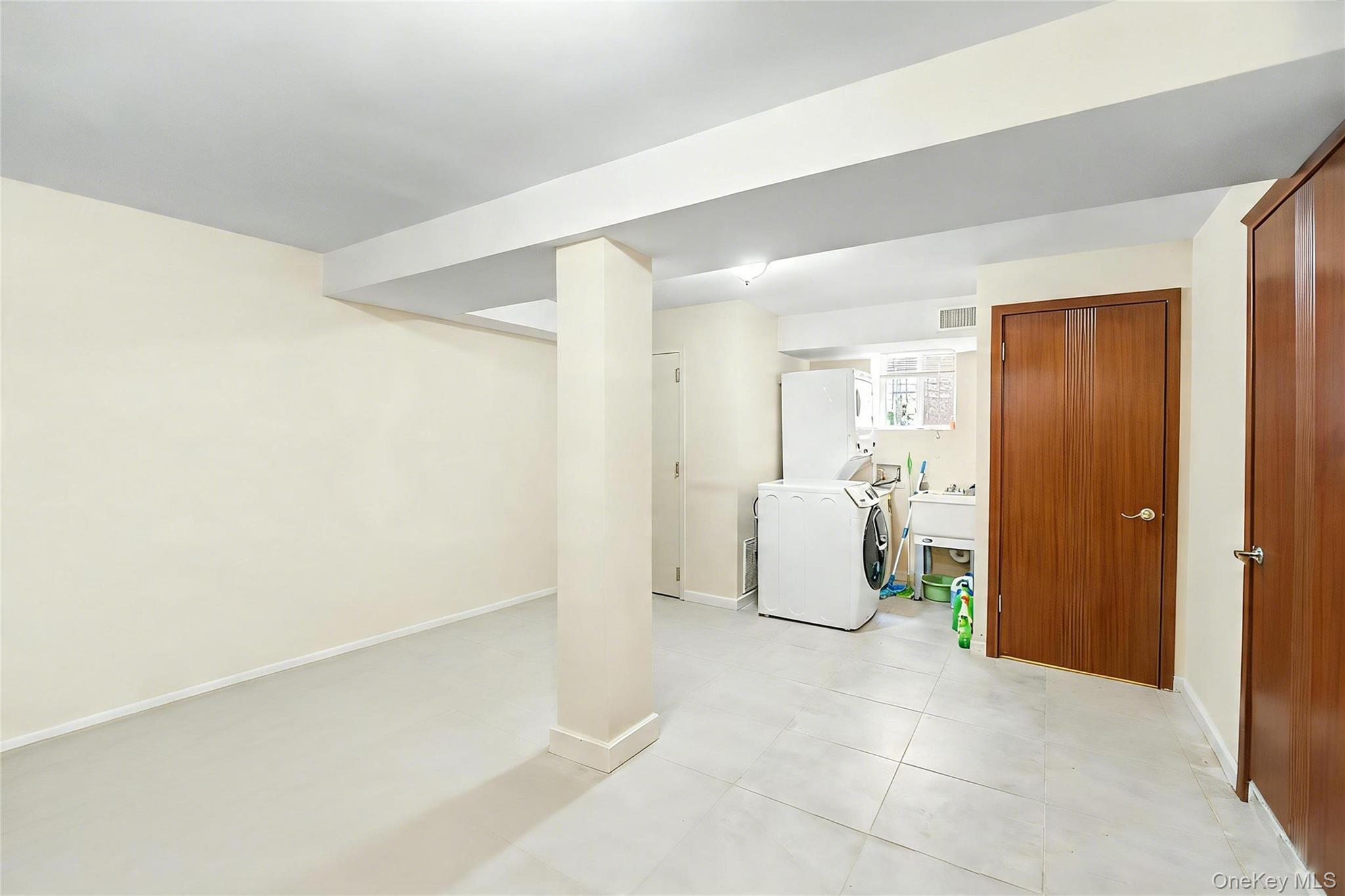 Single Family 77th Road Queens, NY 11366, MLS-1039771-18