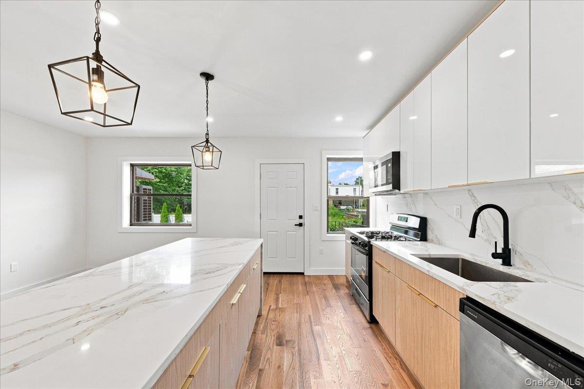 Single Family Pelham Parkway N Bronx, NY 10469, MLS-1039773-10