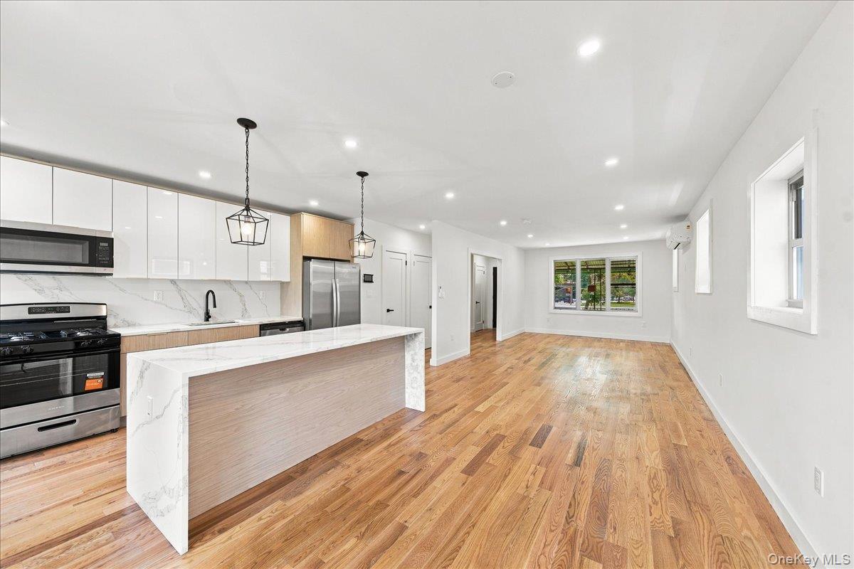 Single Family Pelham Parkway N Bronx, NY 10469, MLS-1039773-13